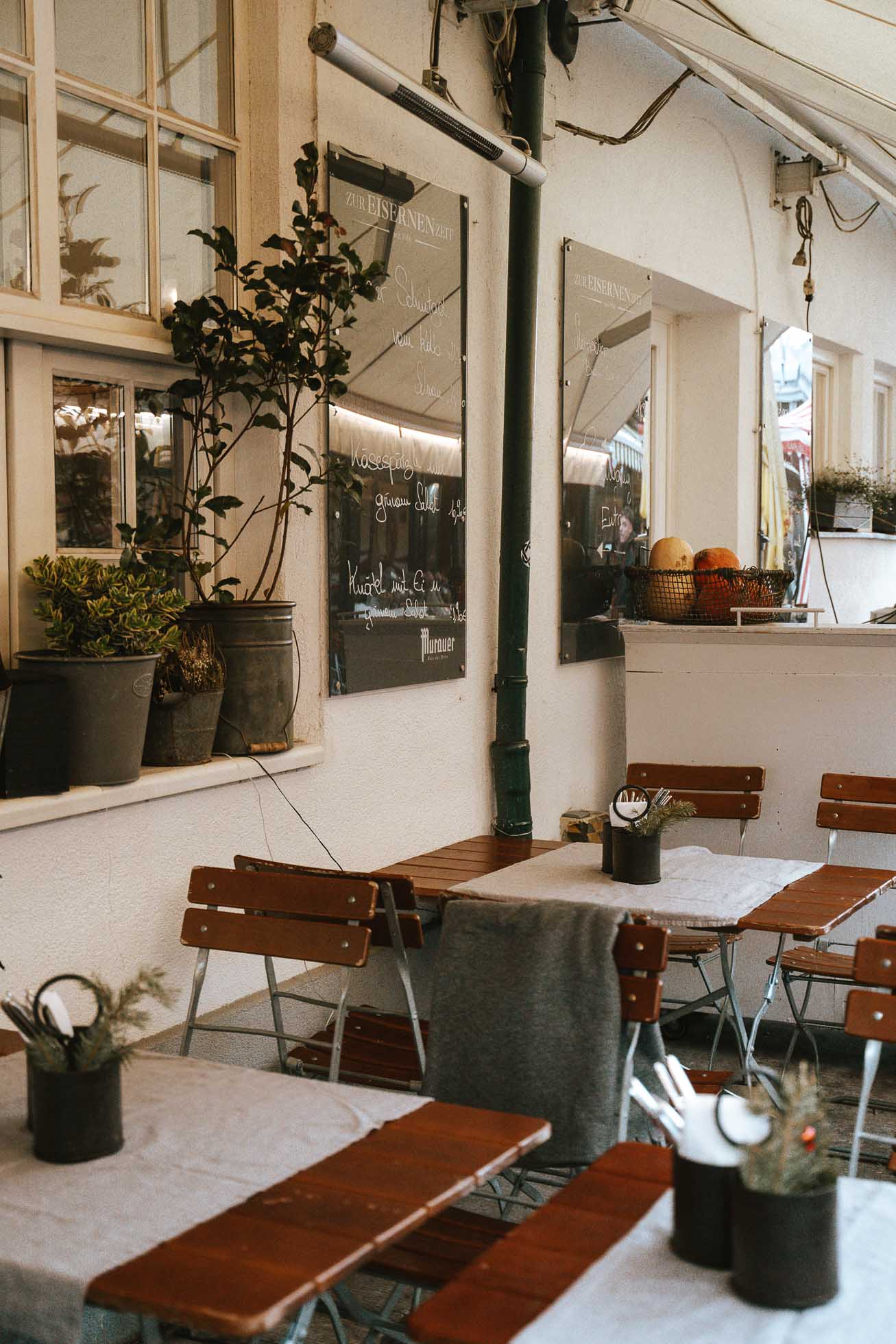 terraza del Mercado Naschmarkt algo interesante que ver en Viena