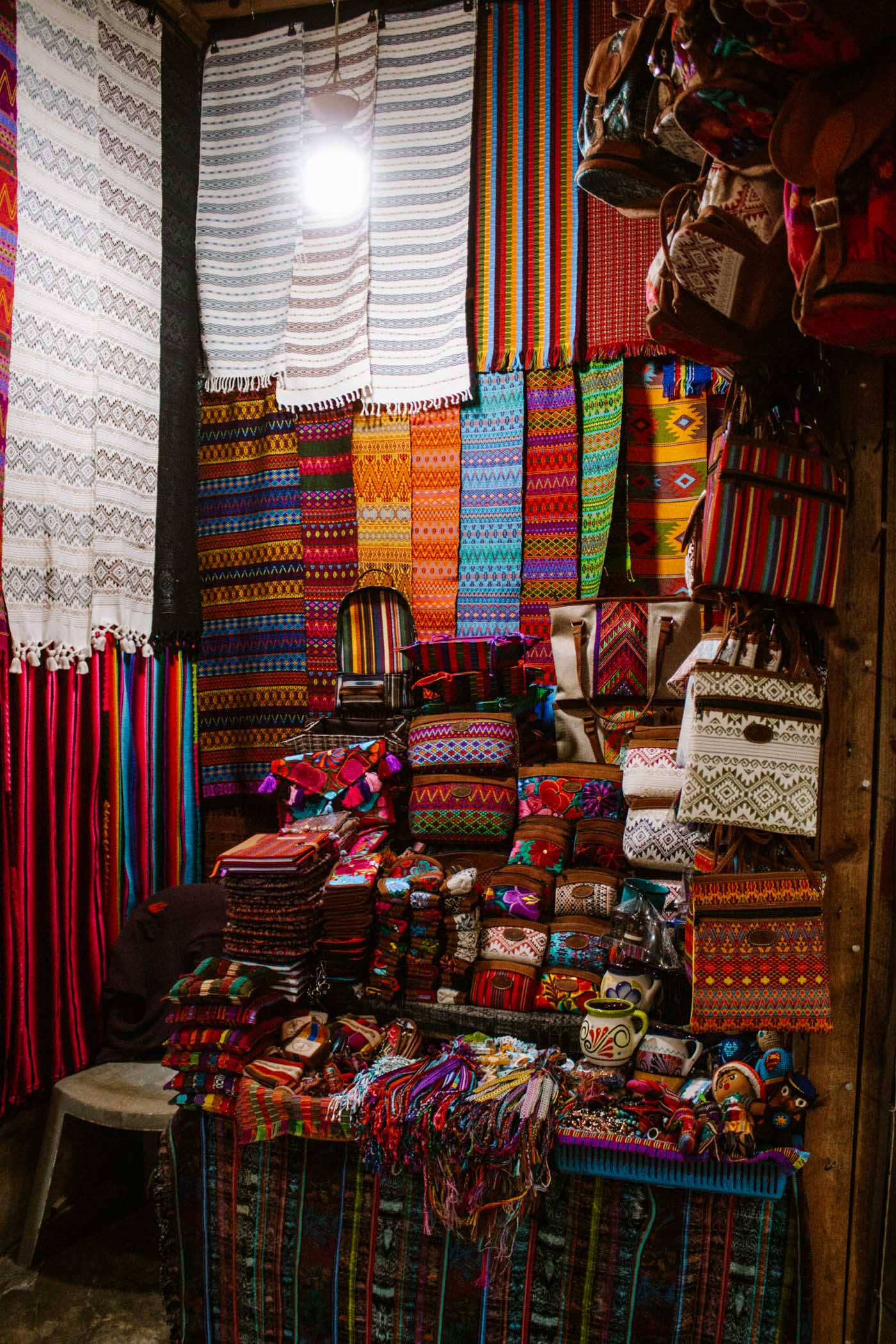 mercado de artesanias antigua guatemala
