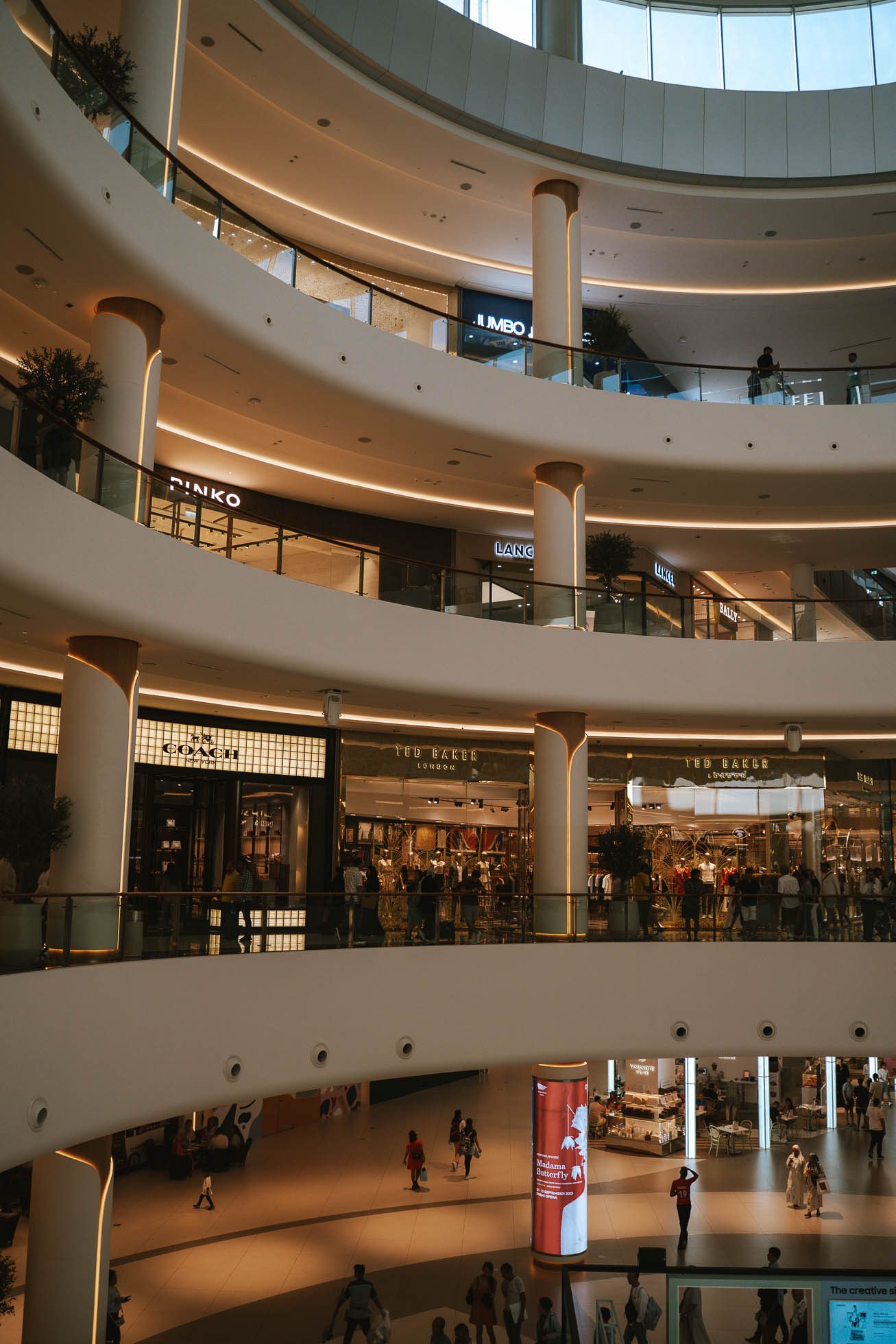 centro comercial más grande del mundo en superficie, un imprescindible que ver en Dubái en un día