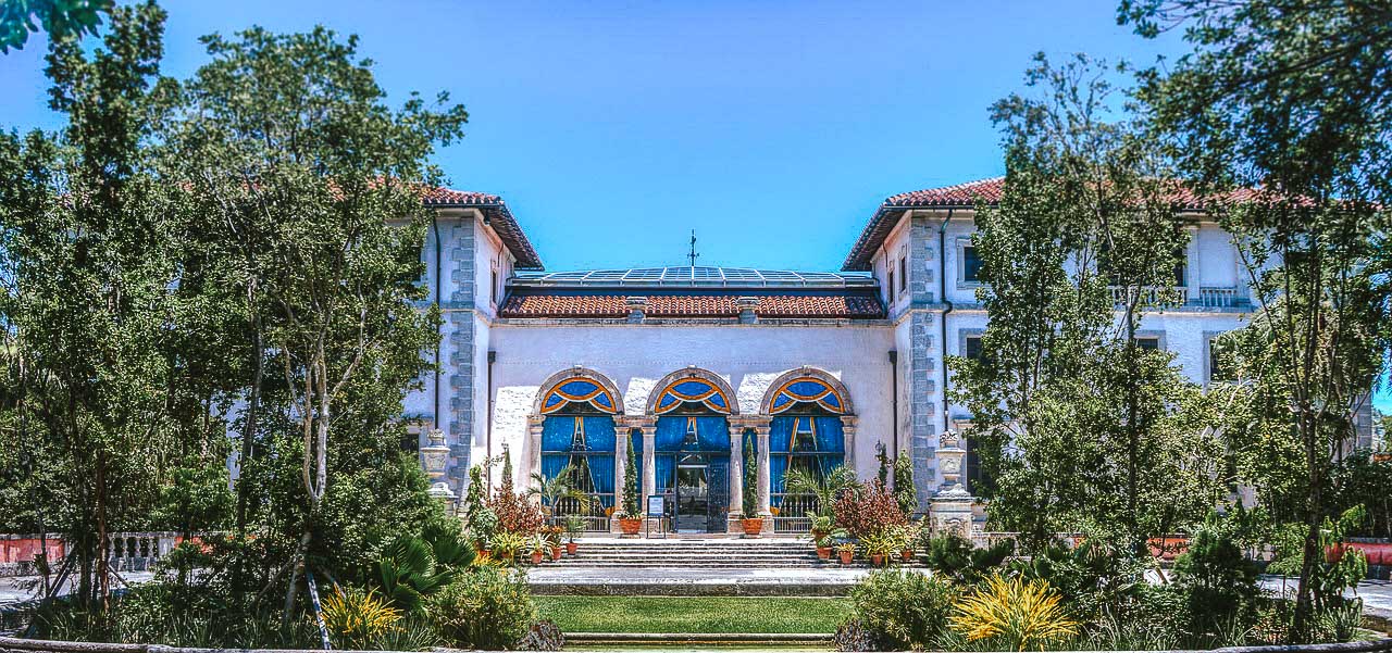 Espectacular mansión rodeada de bonitos jardines, lo mejor de Miami en un día