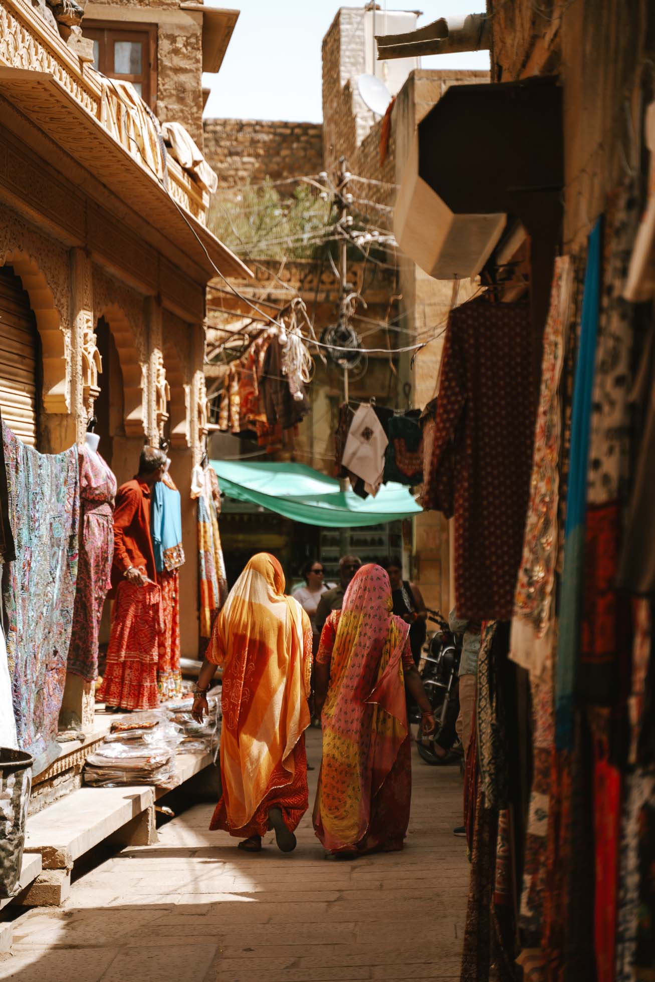 Dos mujeres andando por el fuerte de Jaisalmer que ver en India del Norte