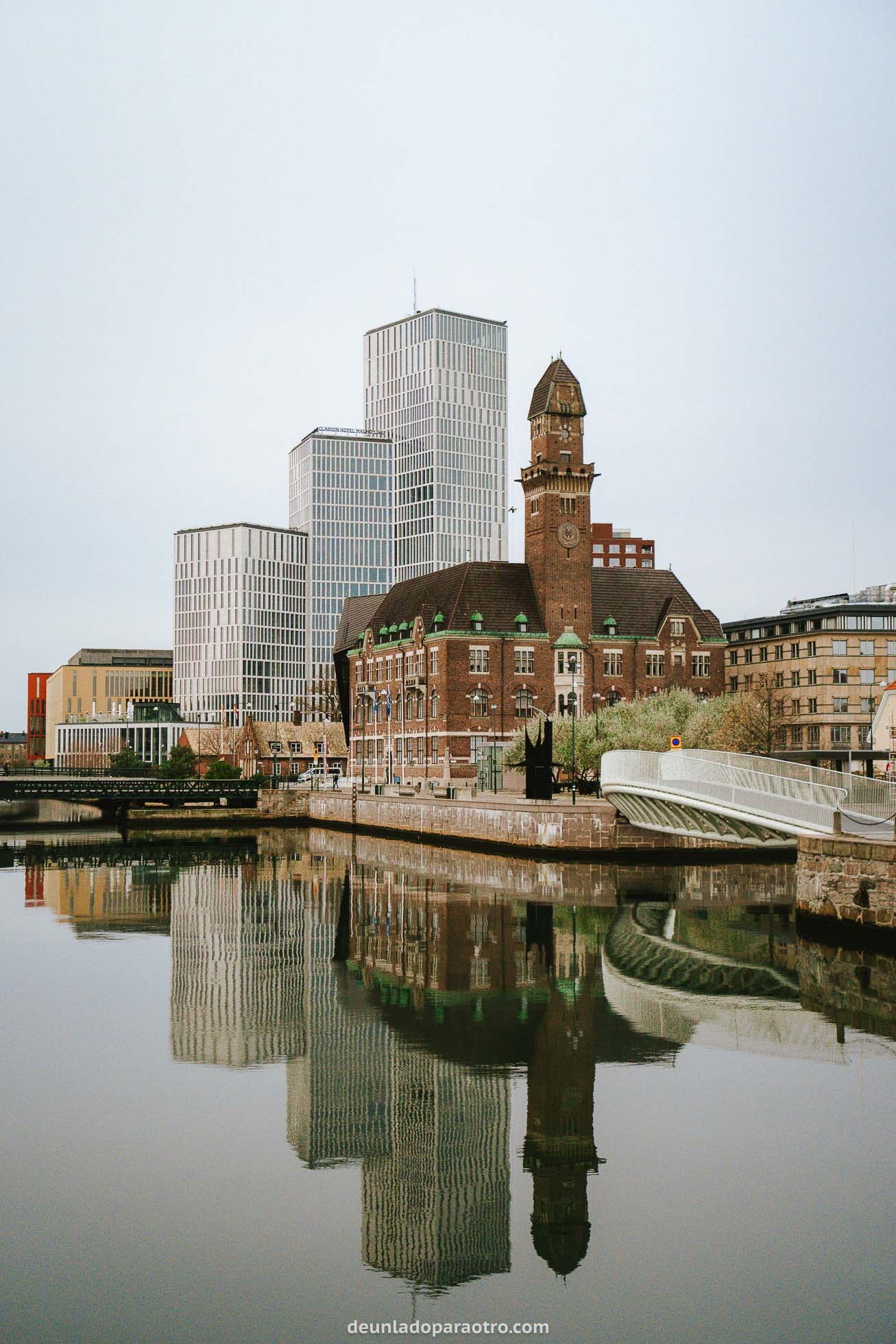 Reflejo de los edificios que ver en Malmo