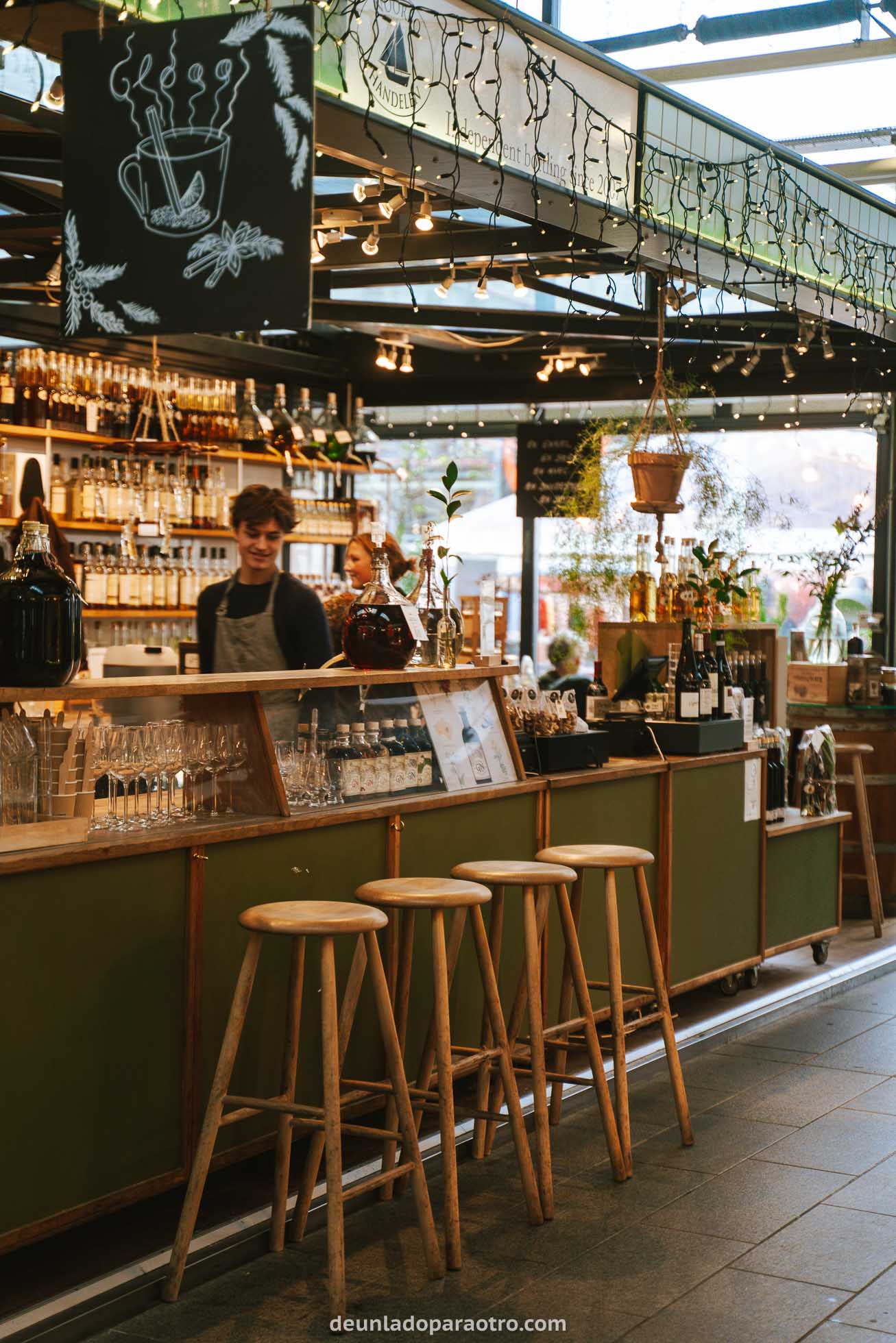 Comer en el Mercado de Torvehallerne, una de las mejores cosas que hacer en Copenhague en 3 días