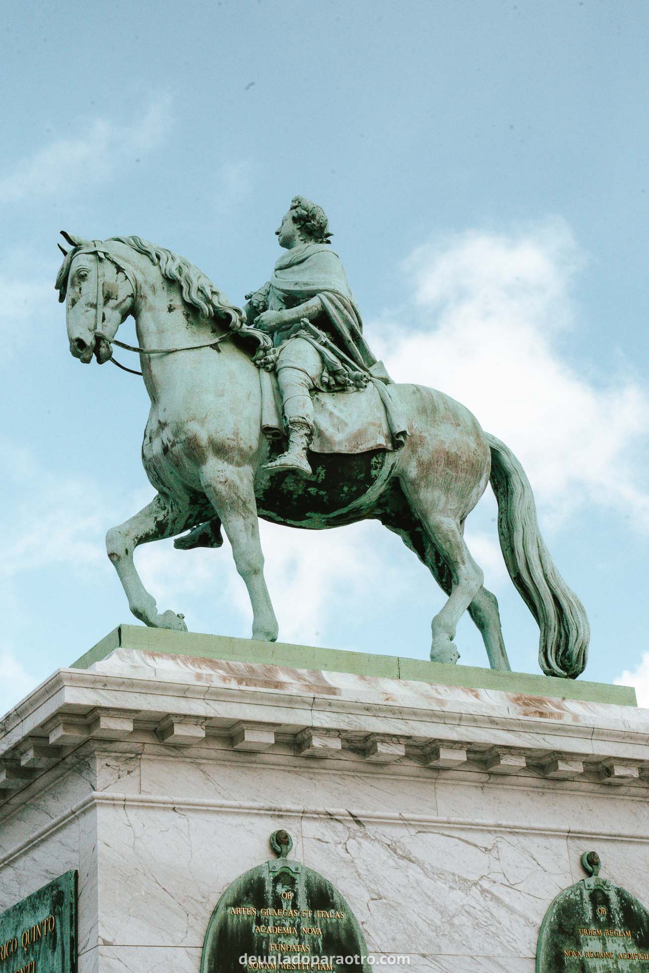 Estatua de Frederik V en el Palacio de Amalienborg, algo que ver en Copenhague