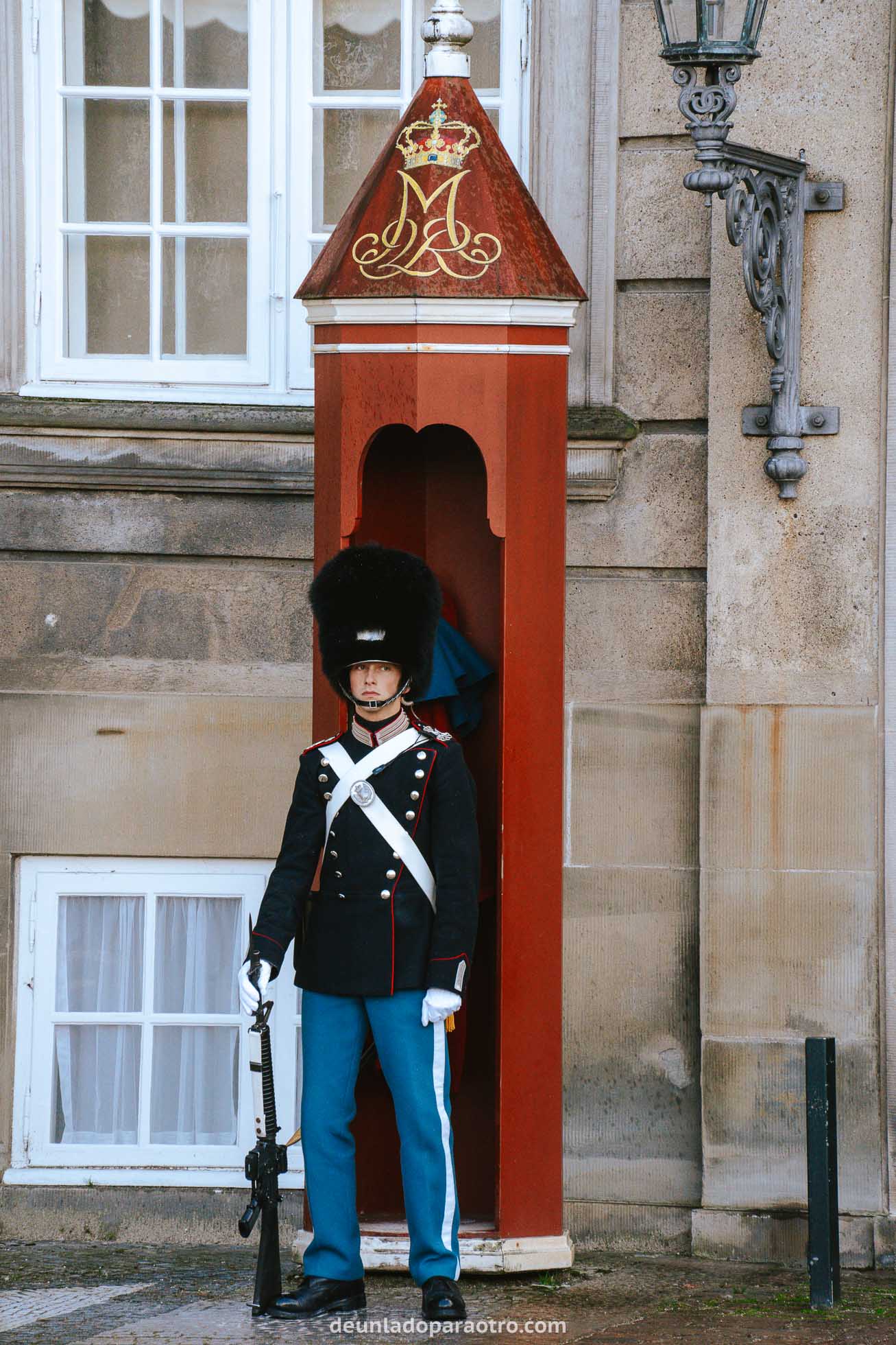 Guardia del Palacio Amalienborg, algo que ver en Copenhague
