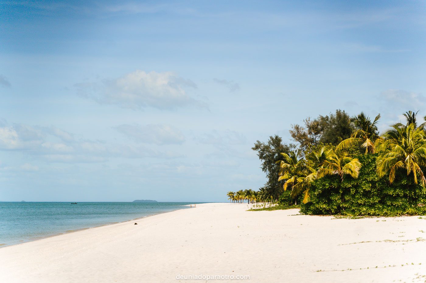 Relajarse en la bonita Playa de Tanjung Rhu algo que hacer en Langkawi en 2 días