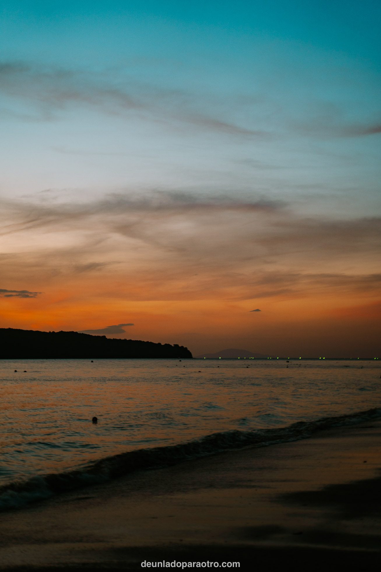 Disfrutar de un atardecer en la playa de Pantai Cenang algo que hacer en Langkawi en 2 días