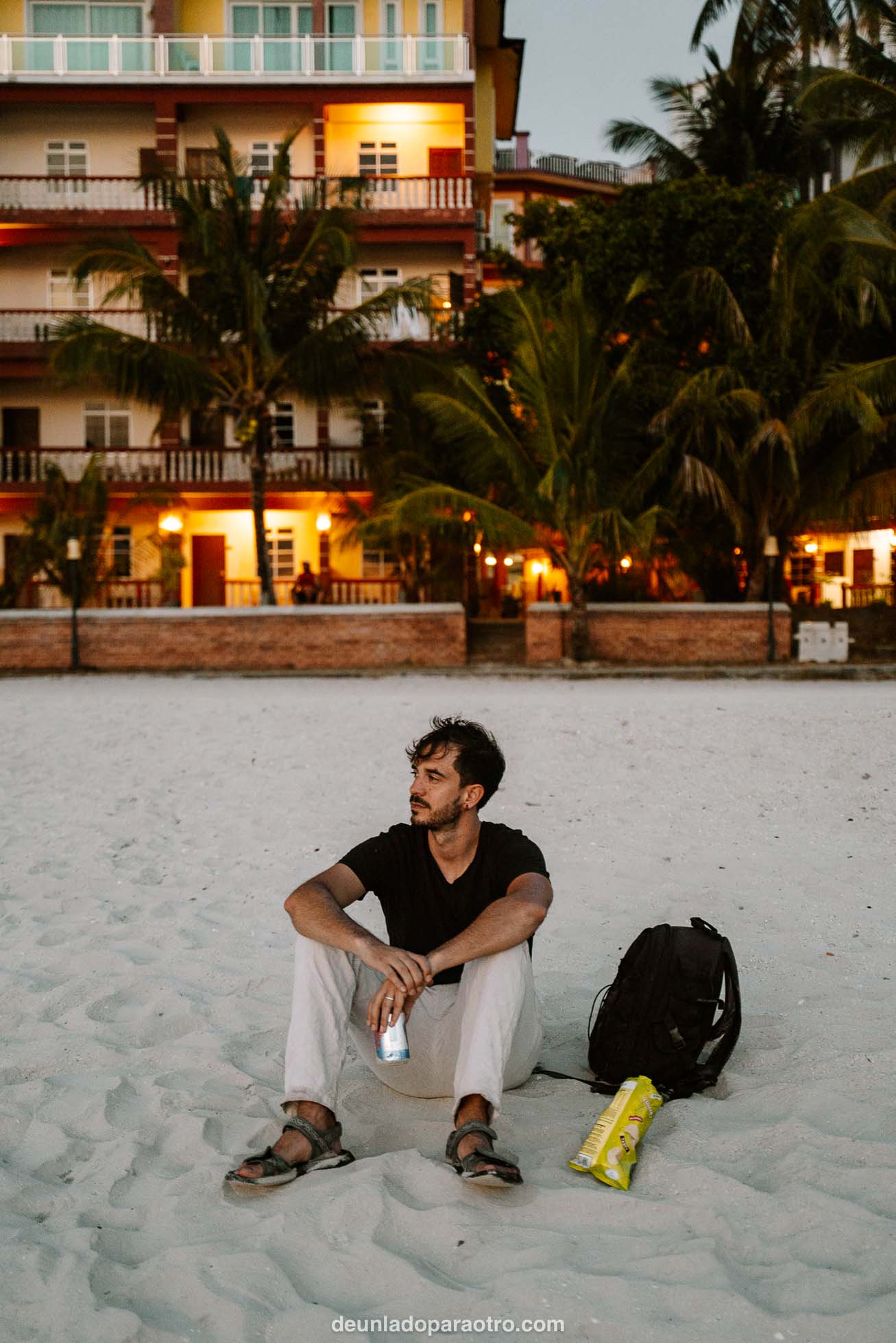 Disfrutar de un atardecer en la playa de Pantai Cenang algo que hacer en Langkawi en 2 días
