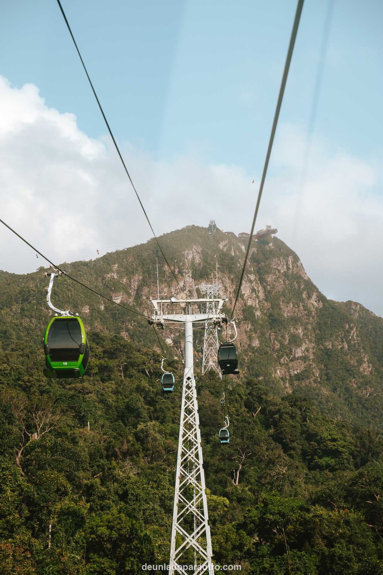 Algo imprescindible que hacer en Langkawi en 2 días, es subir a este teleférico que te llevará a lo alto de Gunung Mat Cincang
