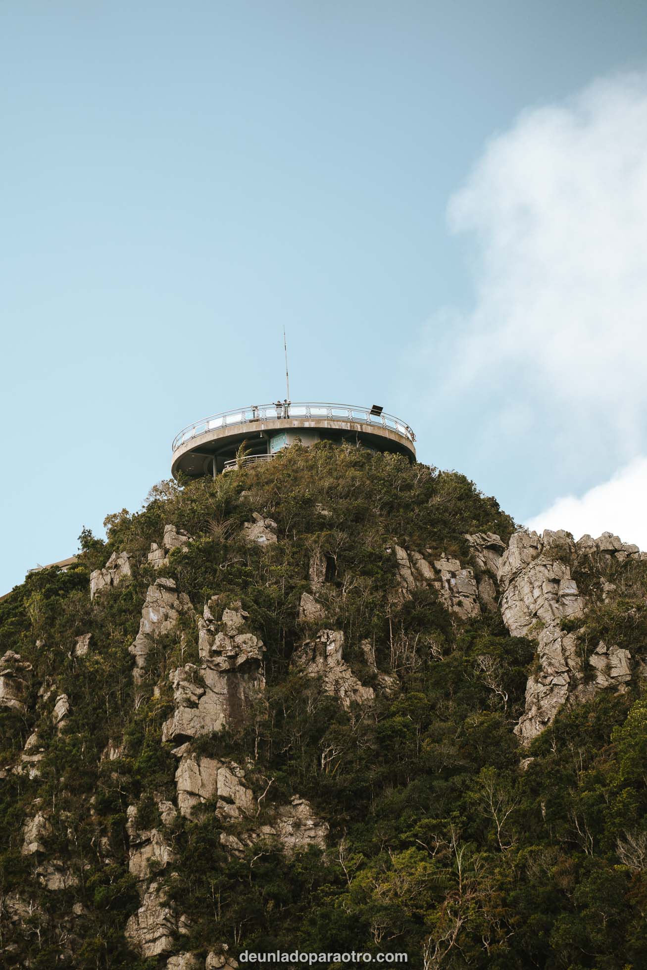 Algo imprescindible que hacer en Langkawi en 2 días, es subir a este teleférico que te llevará a lo alto de Gunung Mat Cincang