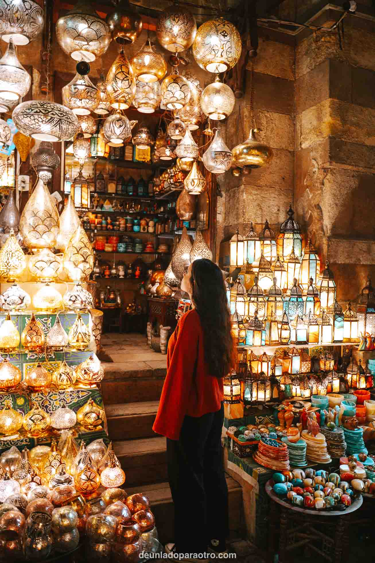 Tiendas de lámparas de noche en el Bazar Khan el Khalili, algo que hay que ver en El Cairo