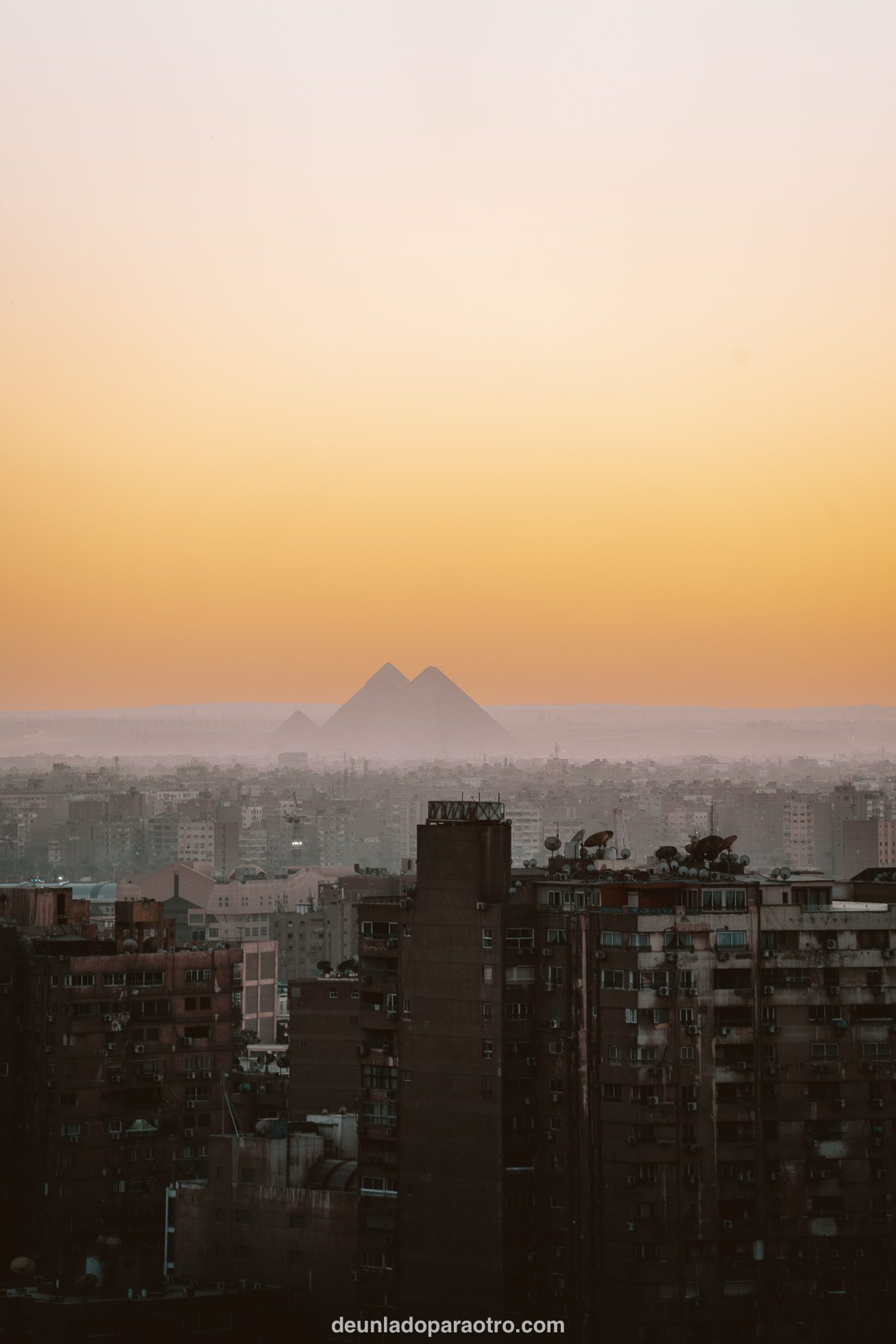 Vistas de las pirámides al atardecer desde El Cairo