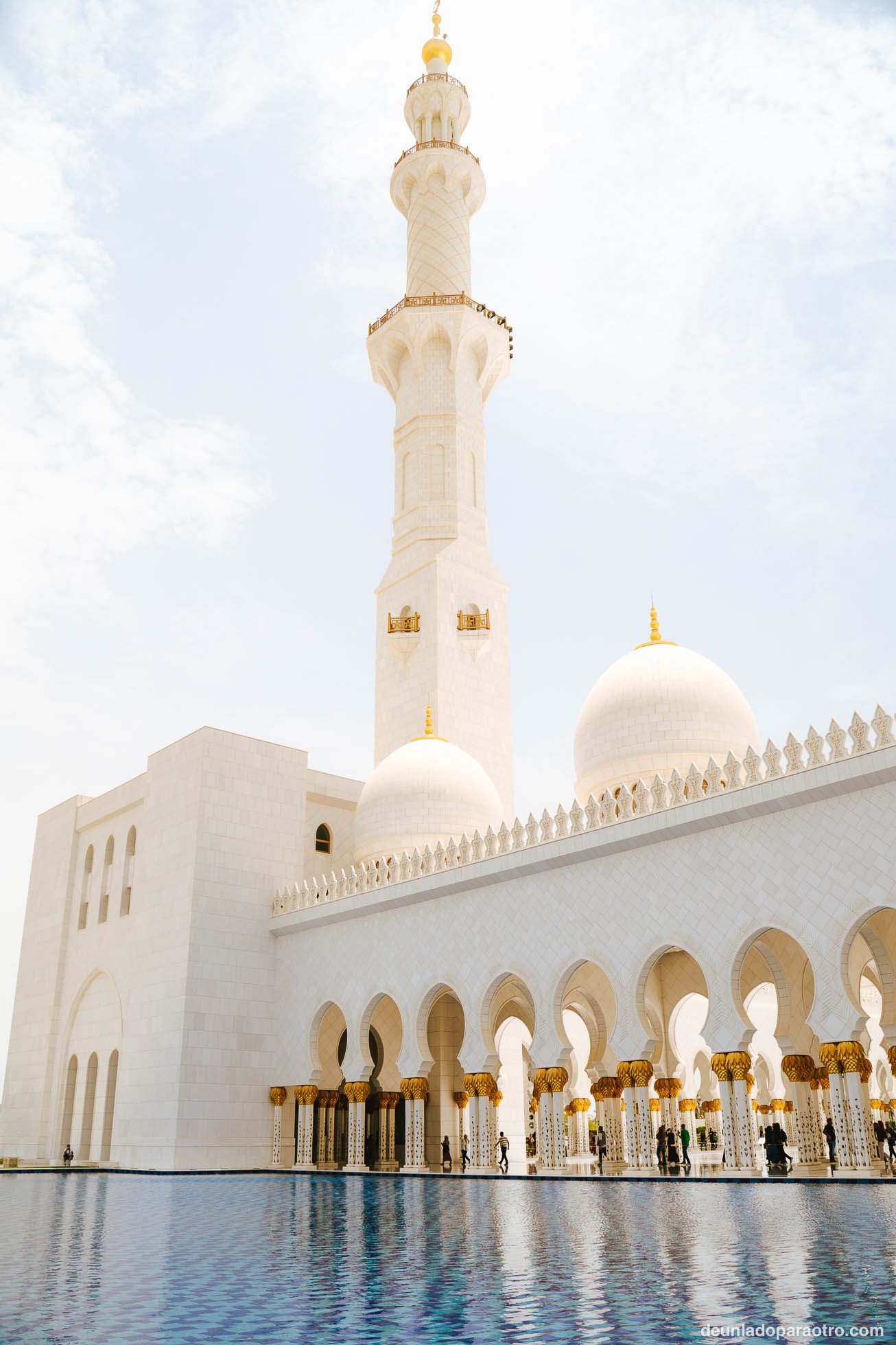 Una de las mejores cosas que hacer en Abu Dhabi en 1 día, es descubrir la impresionante Mezquita Sheikh Zayed