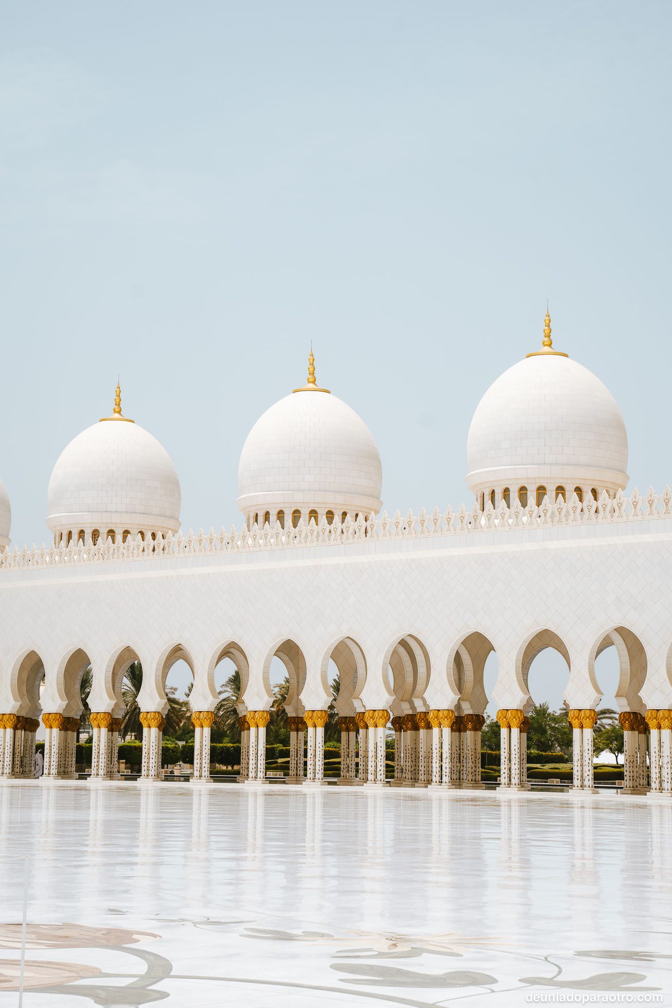 Una de las mejores cosas que hacer en Abu Dhabi en 1 día, es descubrir la impresionante Mezquita Sheikh Zayed