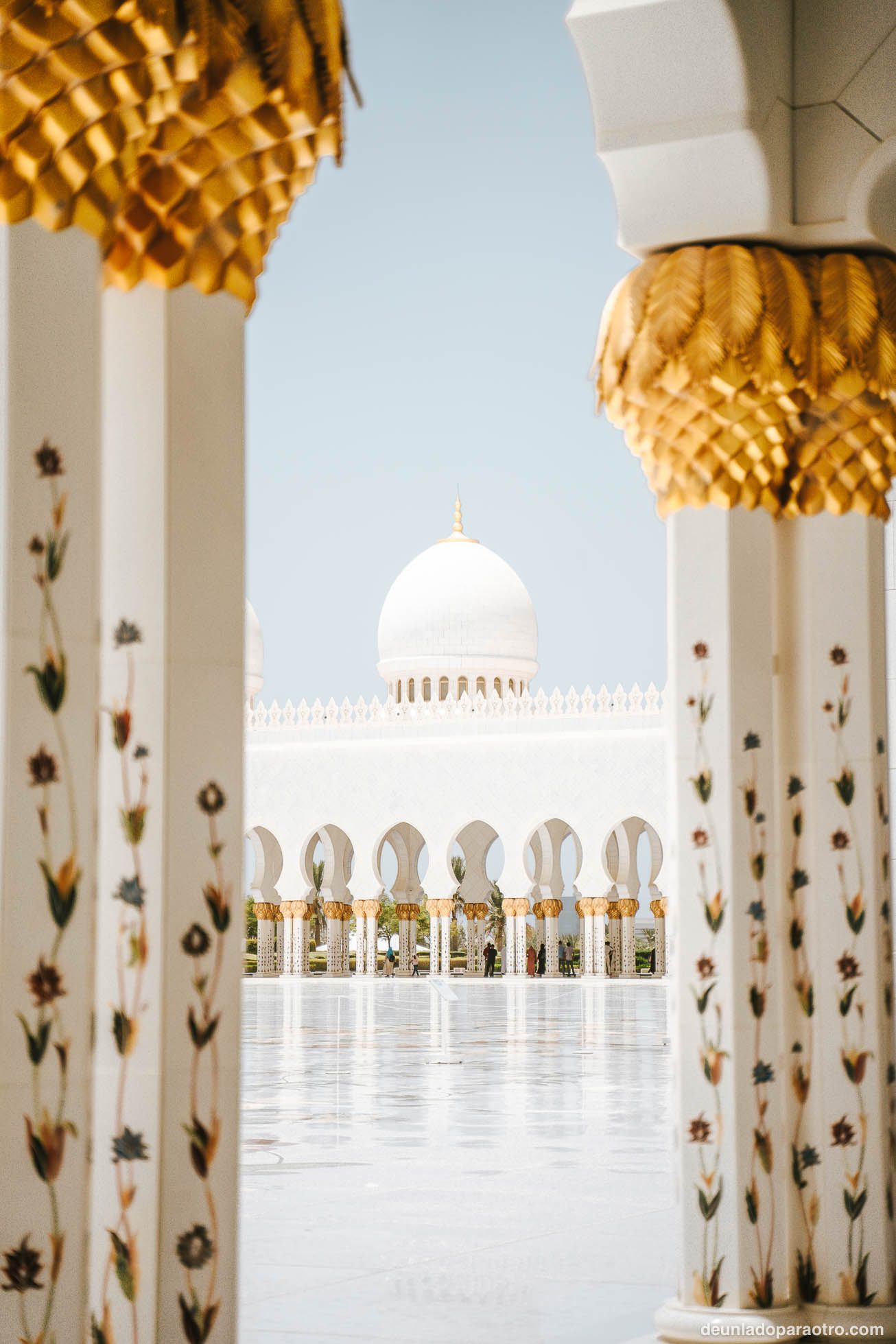 Una de las mejores cosas que hacer en Abu Dhabi en 1 día, es descubrir la impresionante Mezquita Sheikh Zayed