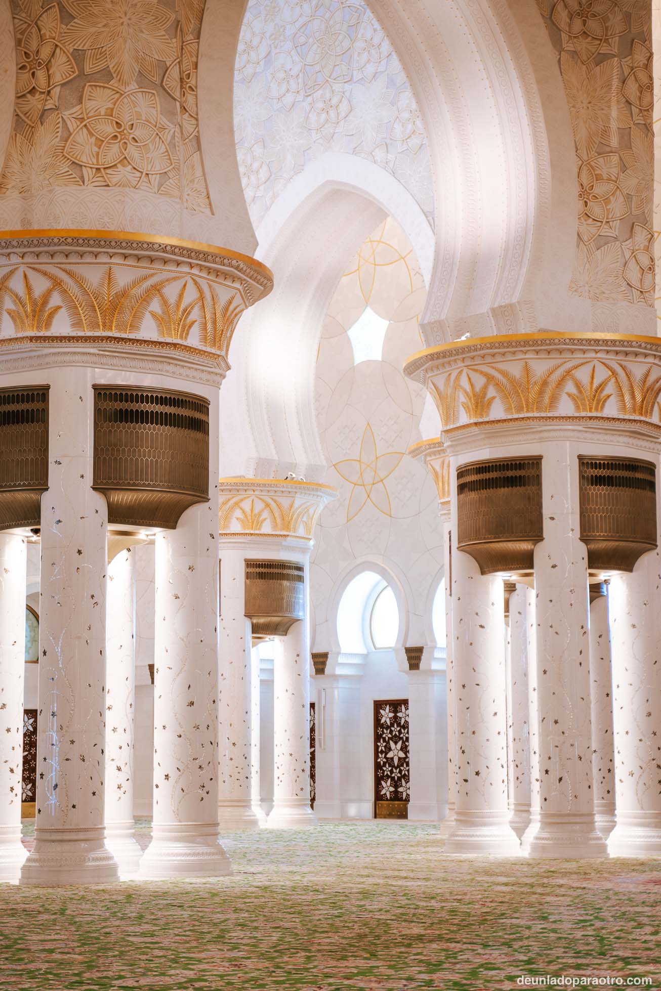 Una de las mejores cosas que hacer en Abu Dhabi en 1 día, es descubrir la impresionante Mezquita Sheikh Zayed