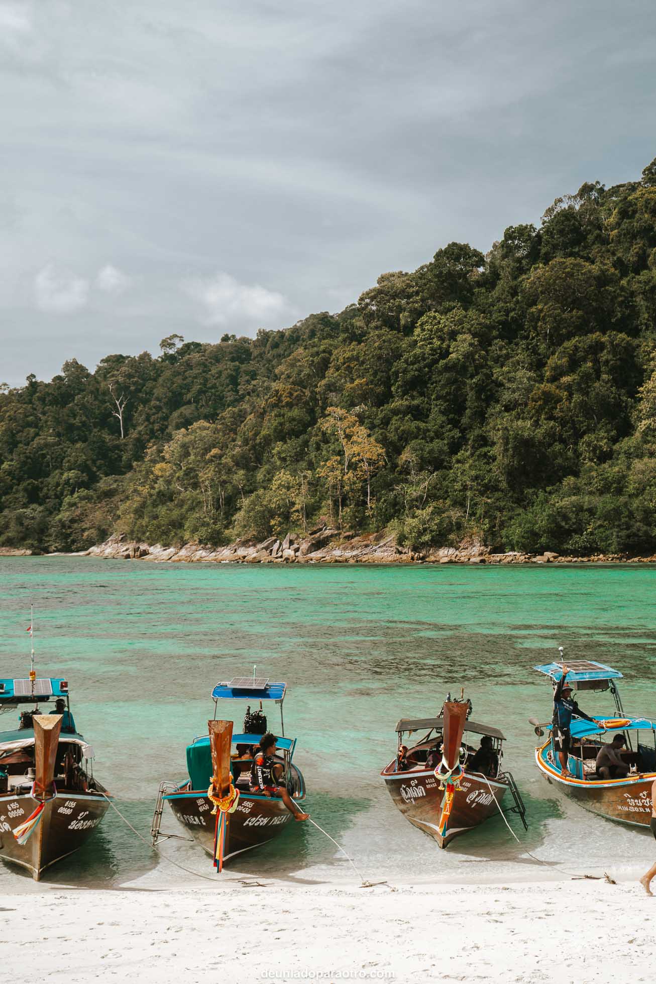 Una de las mejores cosas que hacer en Koh Lipe en 2 días es realizar un tour de playas y snorkel por Koh Lipe