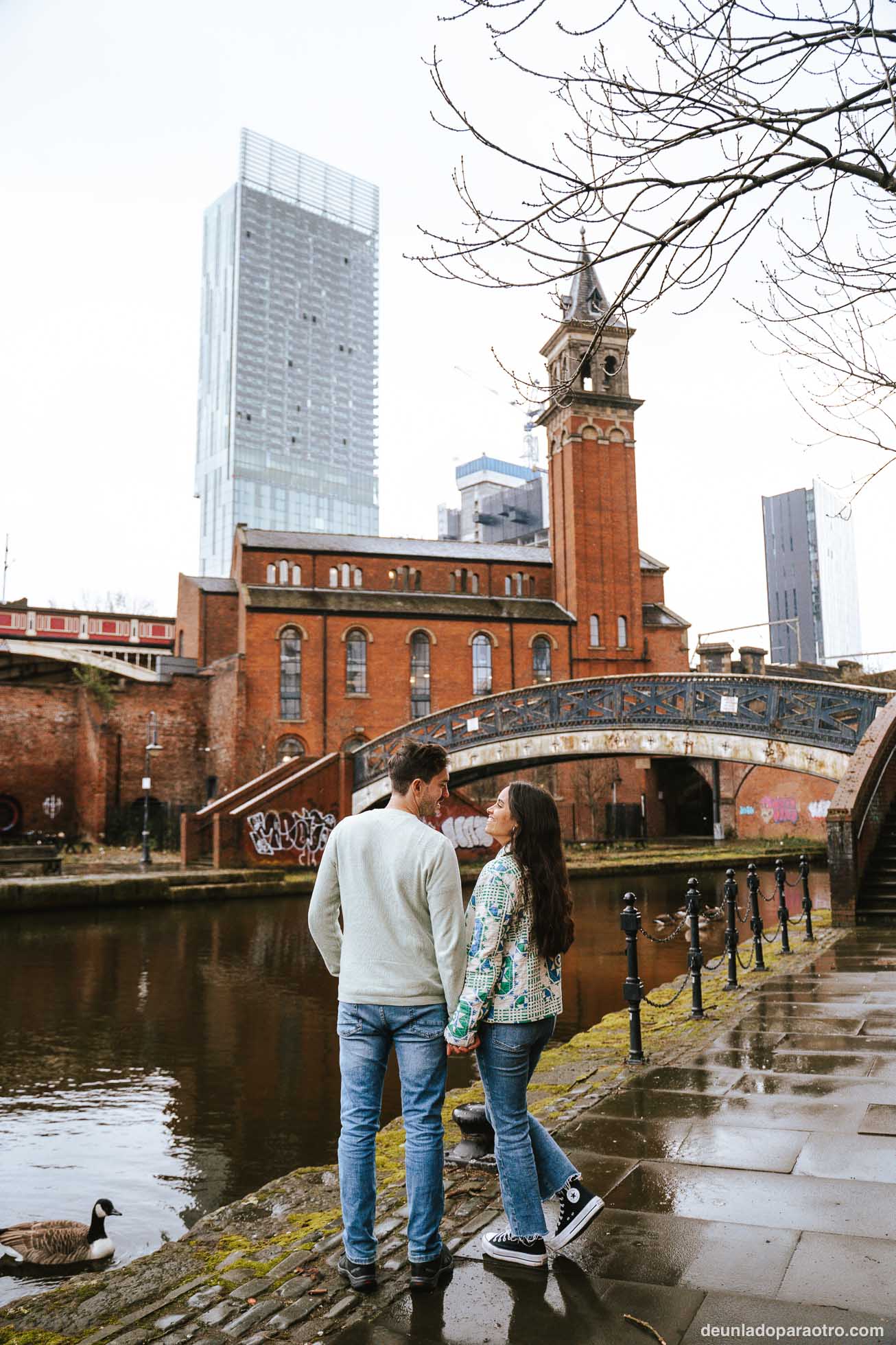Uno de los planes con más encanto que hacer en Manchester es recorrer Castlefield, la zona de canales