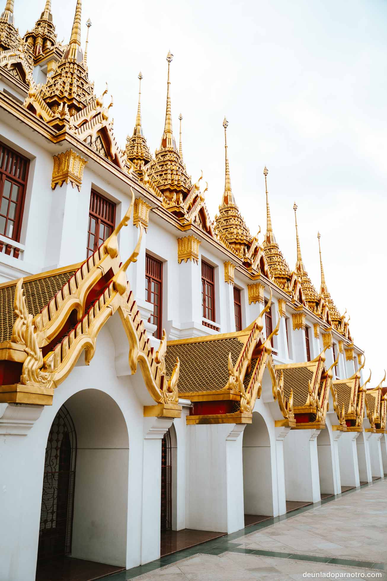 Wat Ratchanatdaram es un templo muy diferente que ver en Bangkok