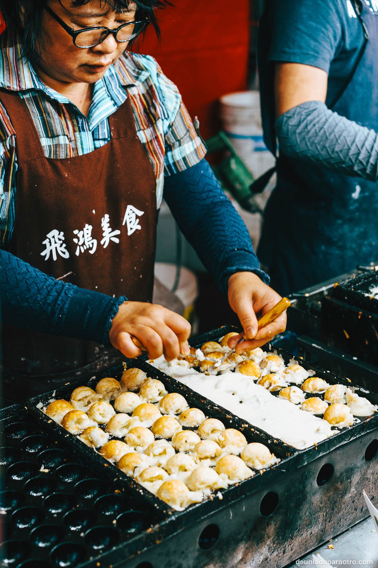 Una de las mejores cosas que hacer en Osaka es perderte por Dotonbori y Shinsekai y comer en alguno de sus puestos de comida
