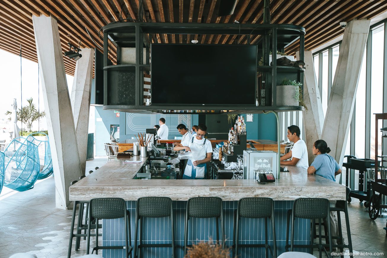 Un plan increíble que hacer en Cancún es subir a la terraza del hotel Canopy By Hilton Cancún La Isla