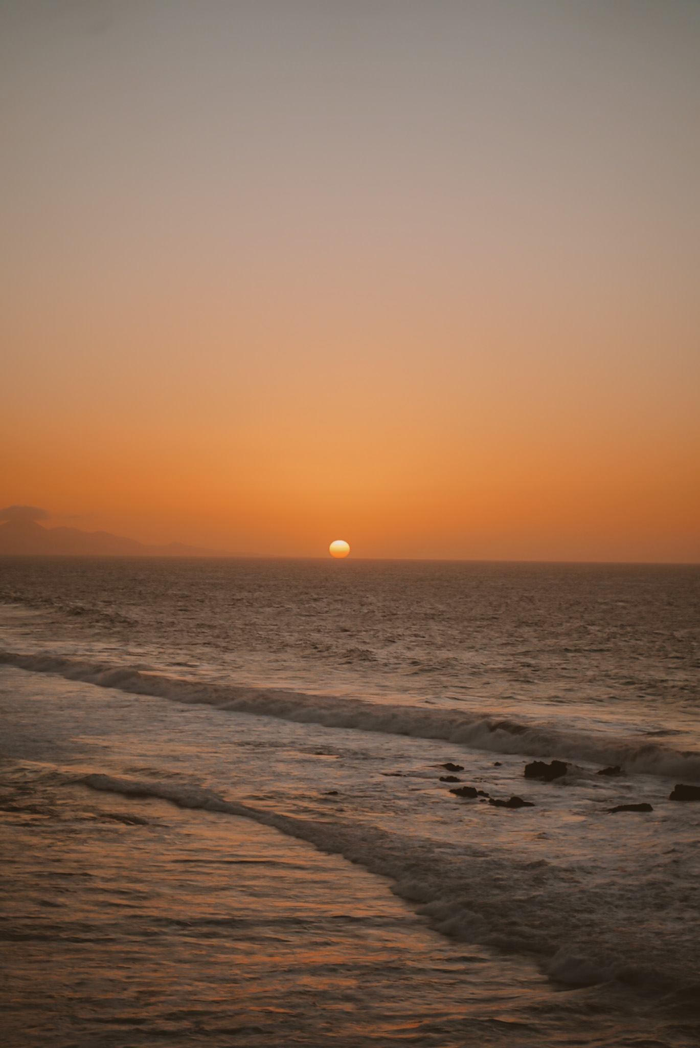 Disfrutar del atardecer en Piedra Playa, uno de los mejores lugares para ver el atardecer en la isla