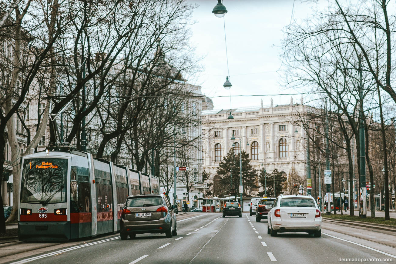Cómo llegar del aeropuerto de Viena al centro. En autobús, la línea VAL 2 es la que te dejará más cerca del centro de una forma rápida y sin complicaciones.