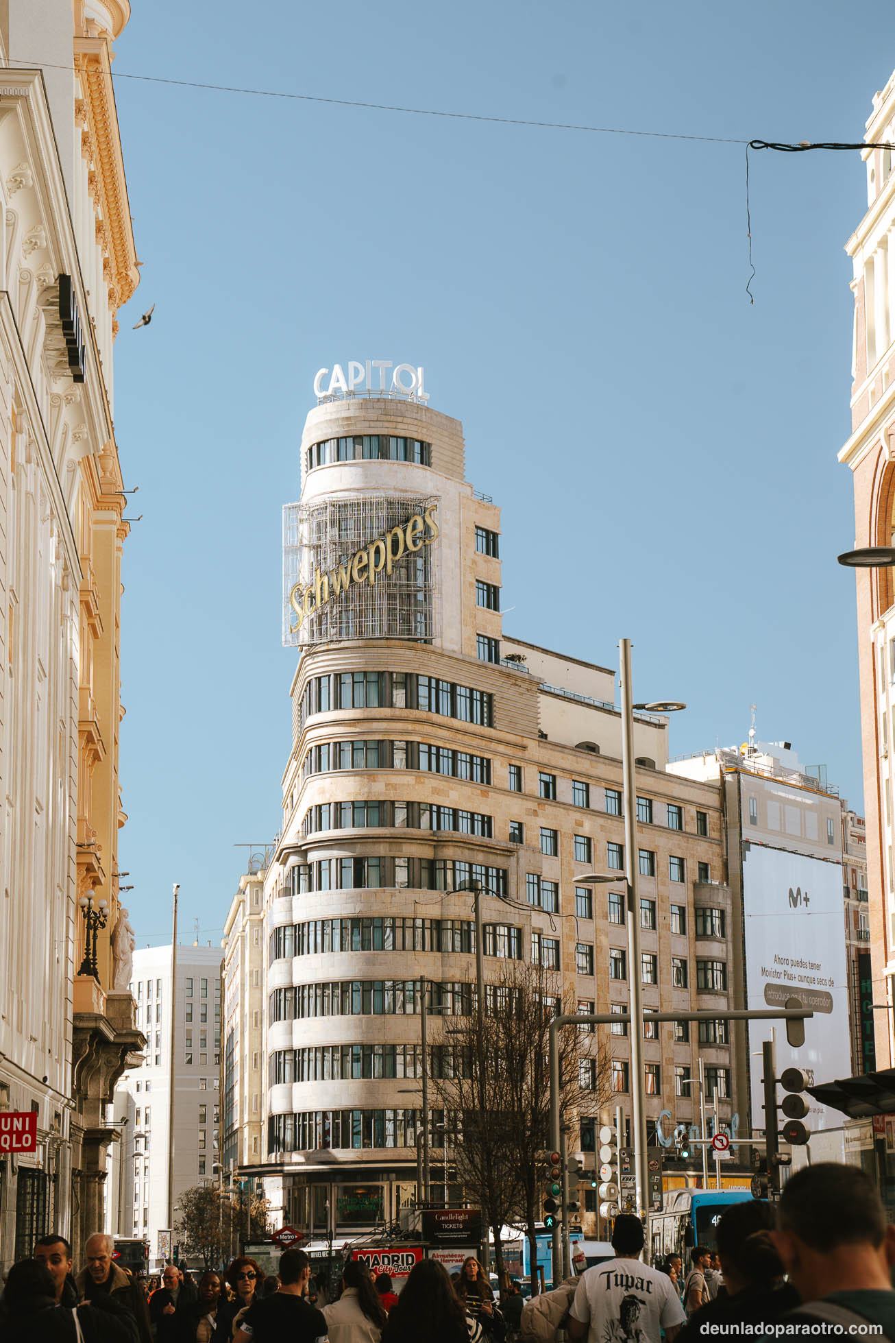 Recorrer la Gran Vía y empaparte de su animado ambiente, algo que hacer en Madrid