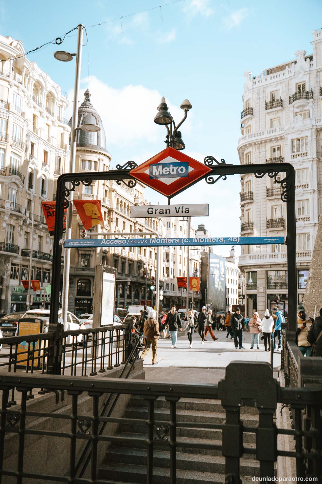 Recorrer la Gran Vía y empaparte de su animado ambiente, algo que hacer en Madrid