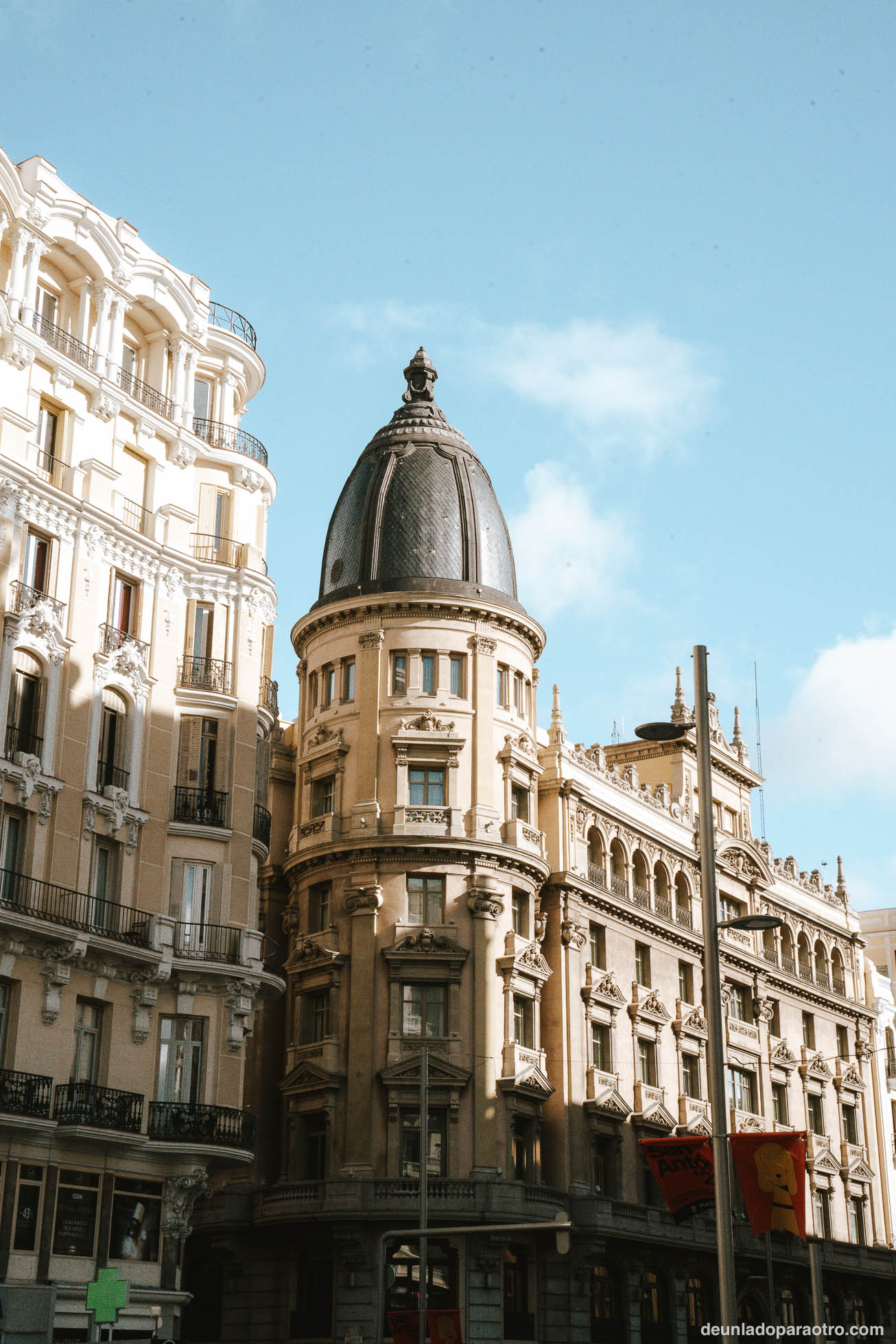 Recorrer la Gran Vía y empaparte de su animado ambiente, algo que hacer en Madrid