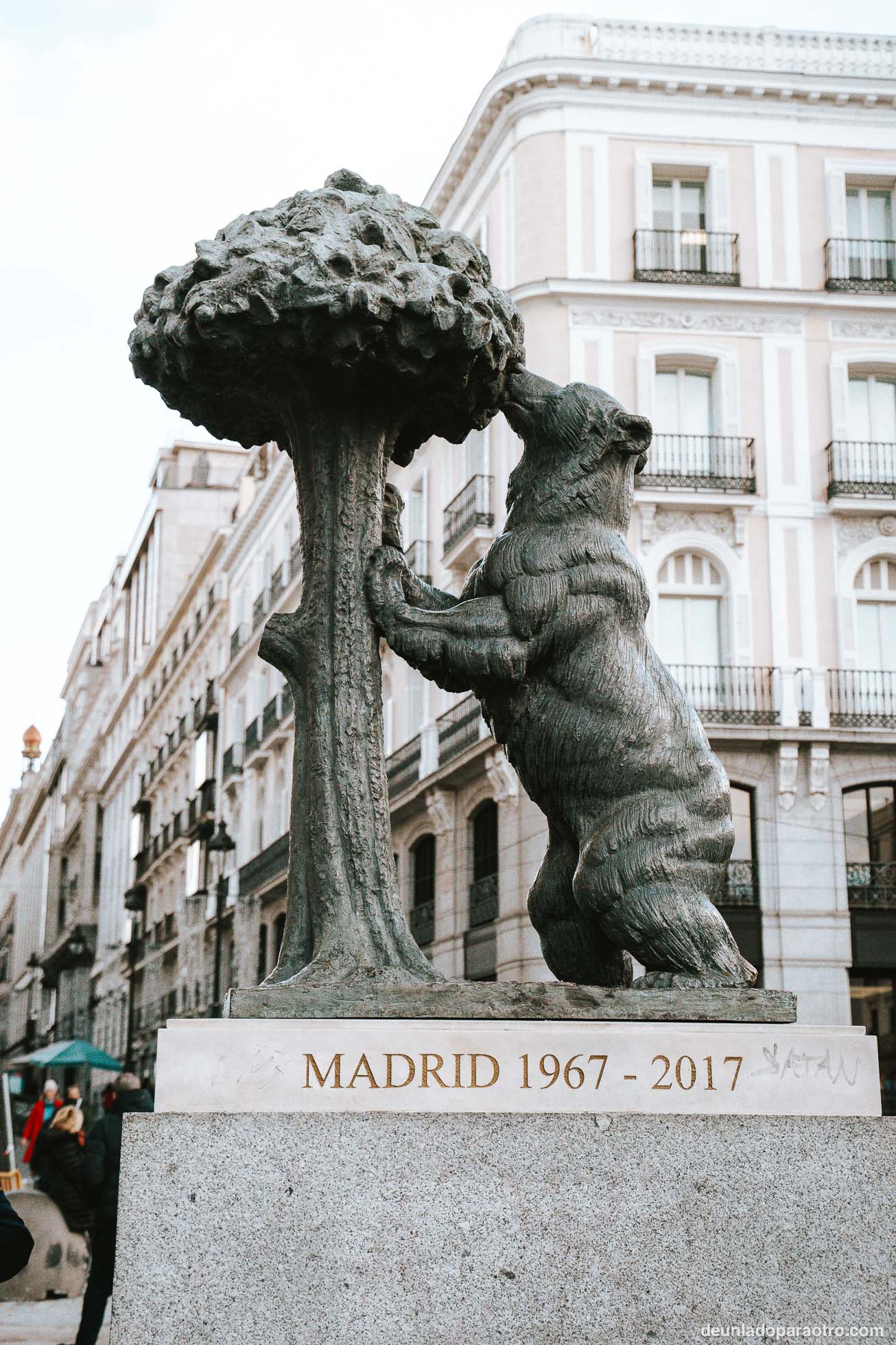 Pasear por la Puerta del Sol, algo imprescindible que hacer en Madrid en 3 días