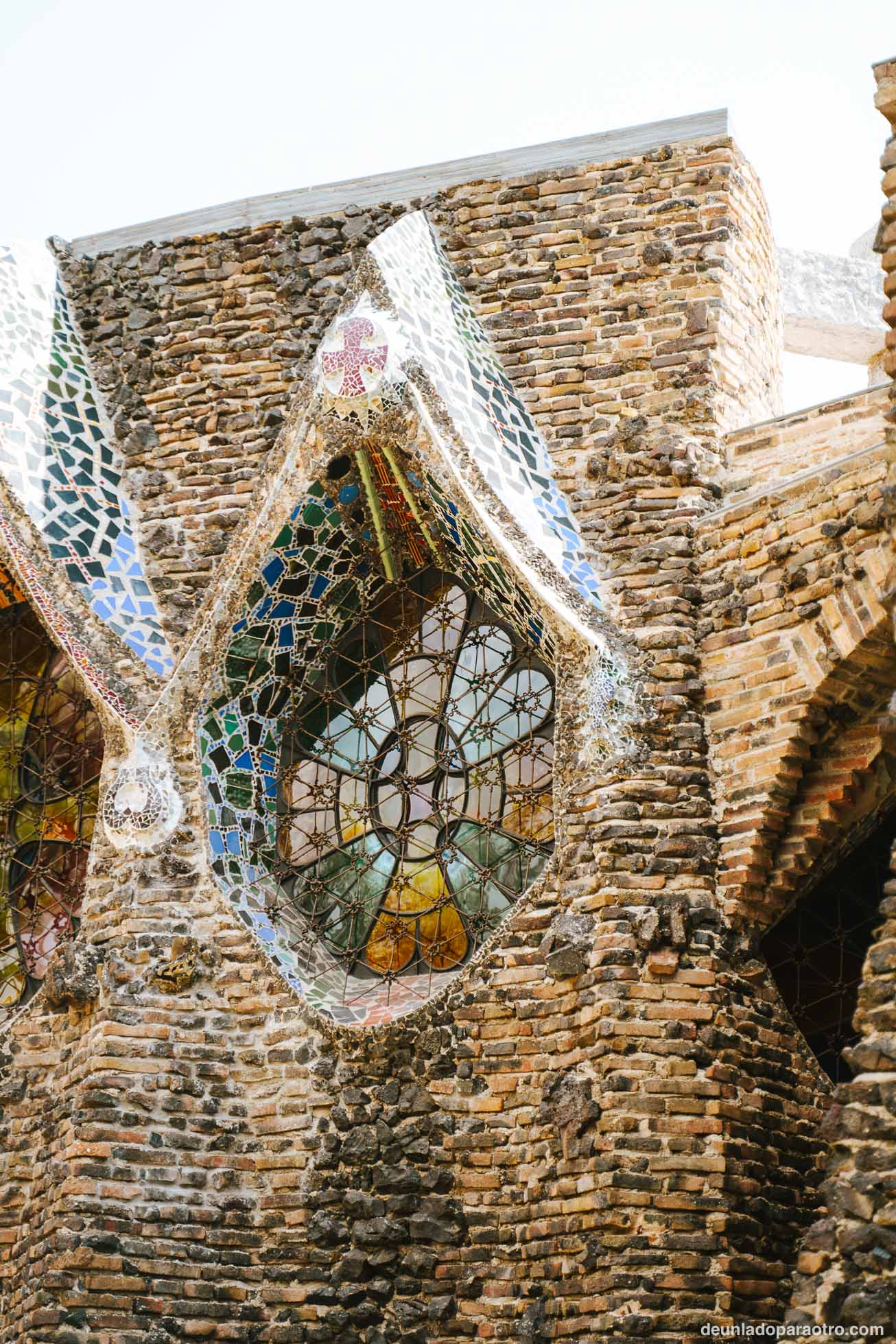 Colonia Güell y la Cripta de Gaudí, un lugar con encanto que ver cerca de Barcelona