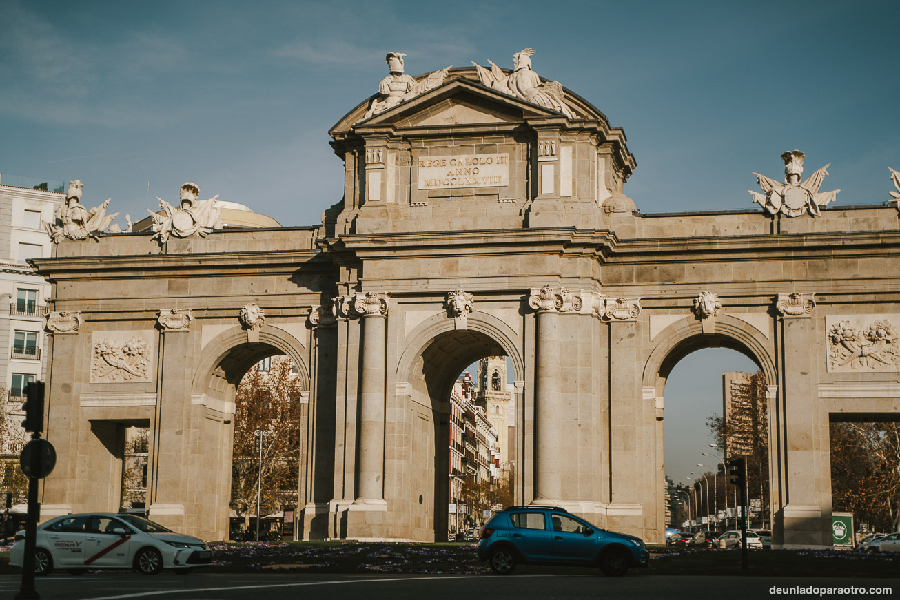 Fotografiar la emblemática Puerta de Alcalá, algo que hacer en Madrid
