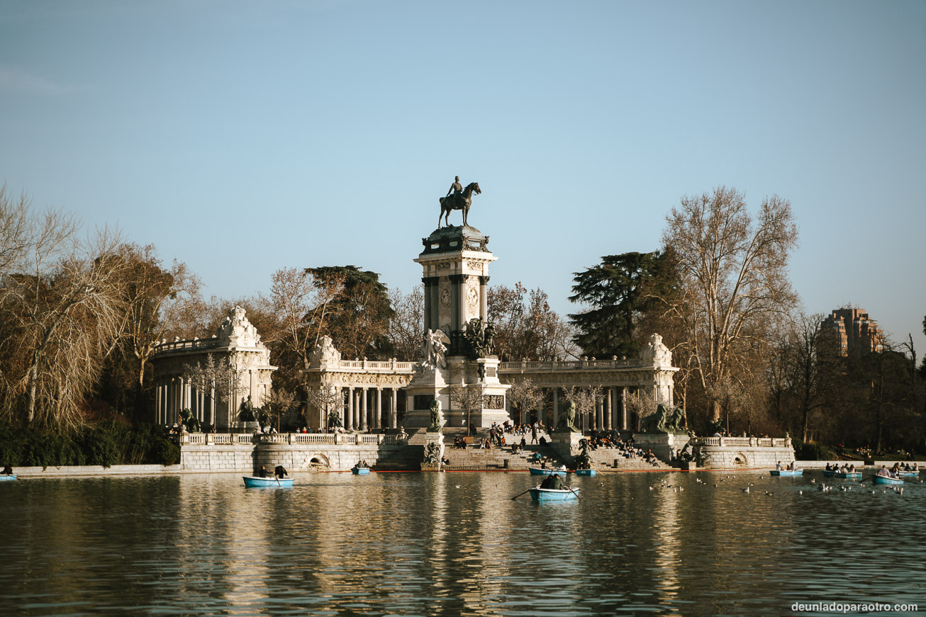 Perderte por el Parque del Retiro y admirar el Palacio de Cristal, algo imprescindible que hacer en Madrid