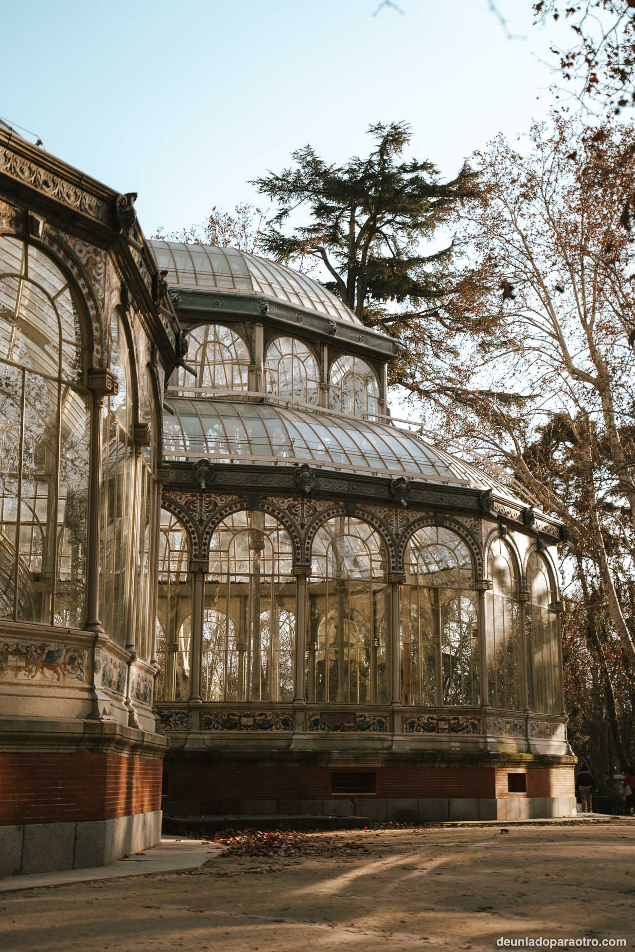 Perderte por el Parque del Retiro y admirar el Palacio de Cristal, algo imprescindible que hacer en Madrid