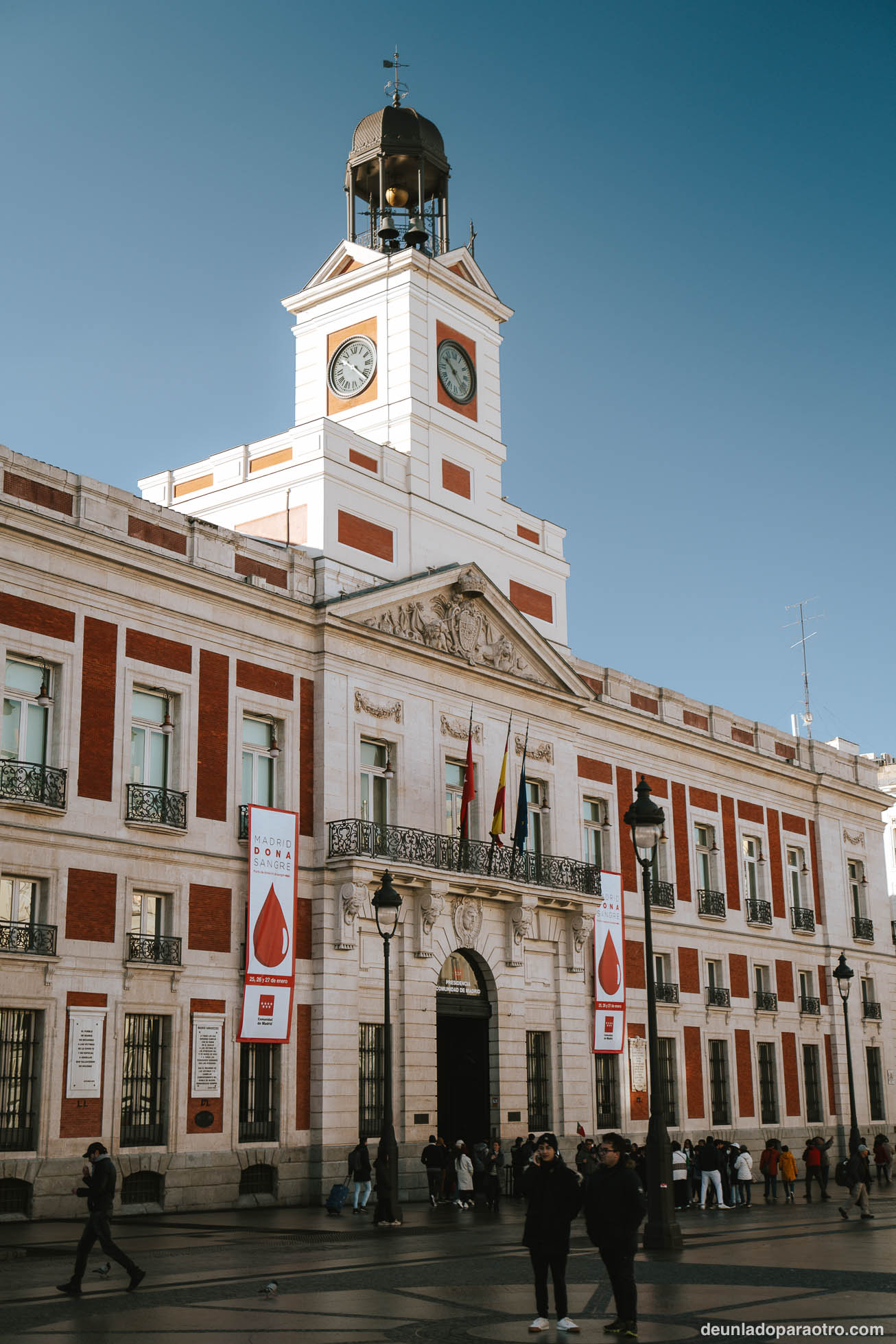 Pasear por la Puerta del Sol, algo imprescindible que hacer en Madrid en 3 días