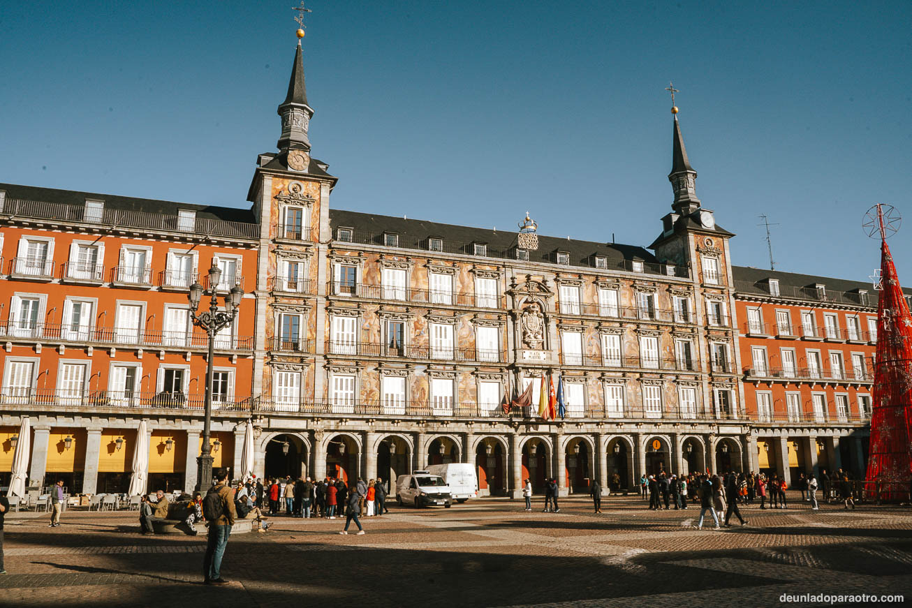 Descubrir la histórica Plaza Mayor y su arquitectura barroca, algo imprescindible que hacer en Madrid en 3 días