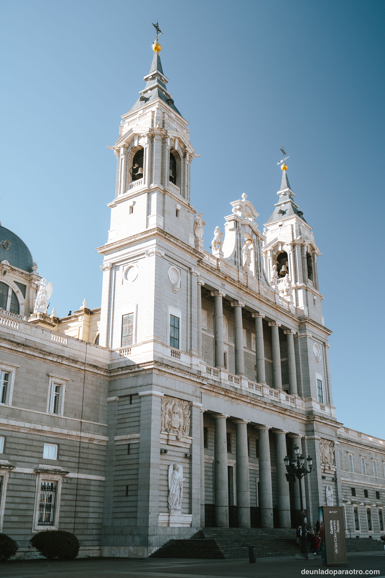 Acercarte a la Catedral de la Almudena, un edificio majestuoso que no te dejará indiferente