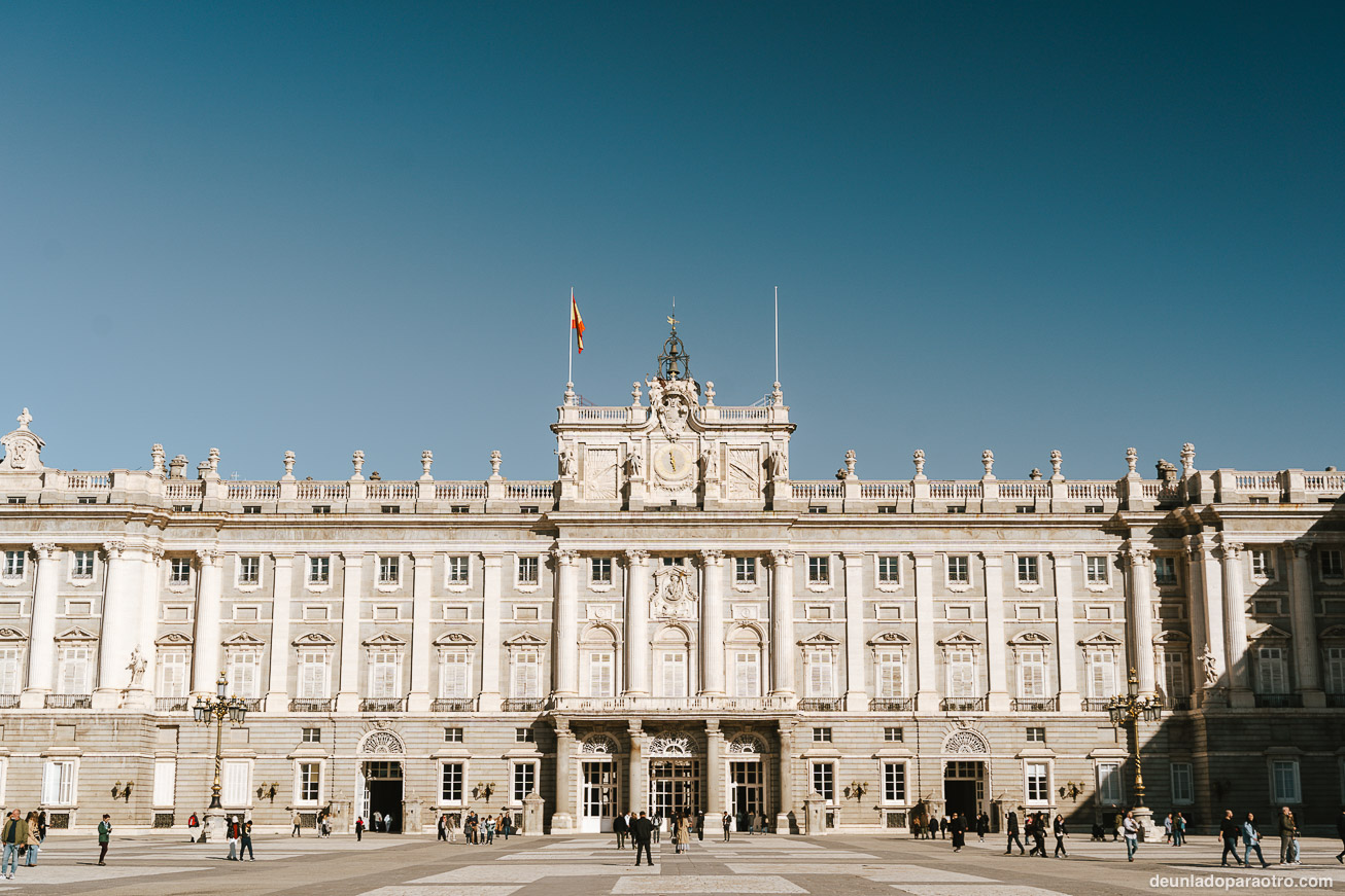 Explorar la Plaza de Oriente y alrededores: Palacio Real, Teatro Real y Jardines de Sabatini