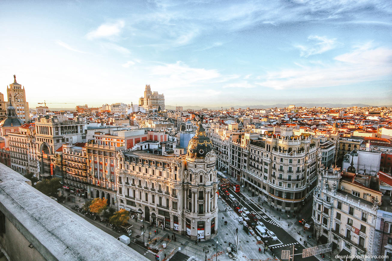 Recorrer la Gran Vía y empaparte de su animado ambiente, algo que hacer en Madrid