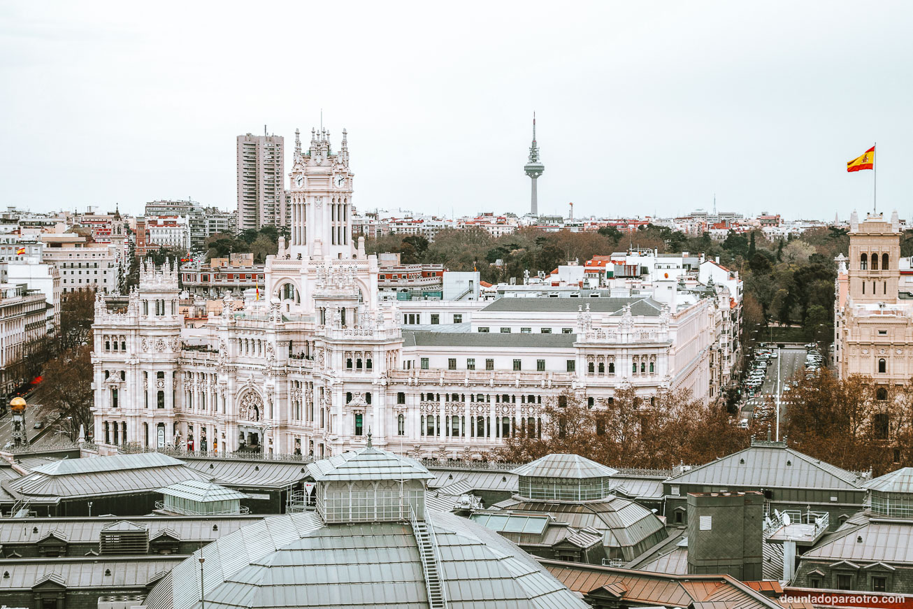 Explorar la Plaza de Cibeles: fuente y palacio