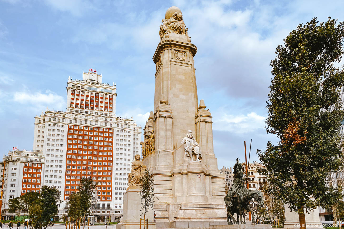 Tomarte una fotografía en Plaza de España, una parada interesante que hacer en Madrid