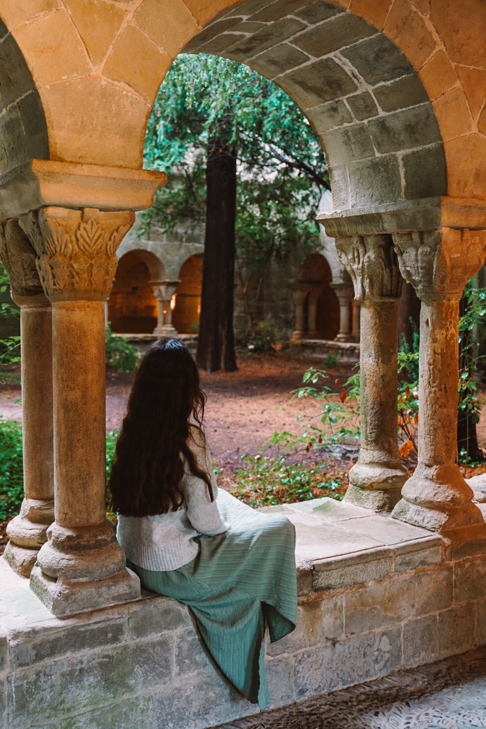 Món Sant Benet, una de las excursiones que hacer desde Barcelona en un día con historia, gastronomía y naturaleza