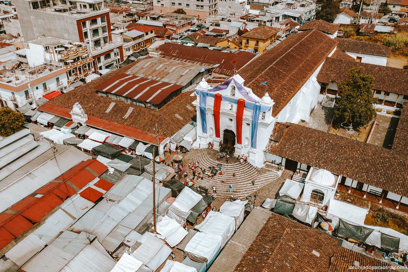 Pueblo de Chichicastenango y su enorme mercado indígena, algo que ver en Guatemala