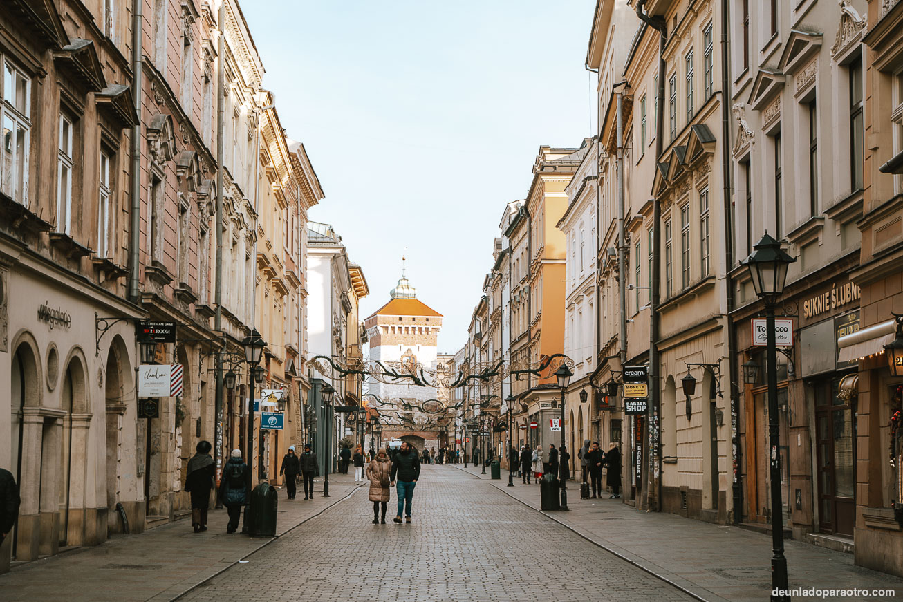 Un plan imprescindible que hacer en Cracovia en 3 días es recorrer la Calle Floriańska