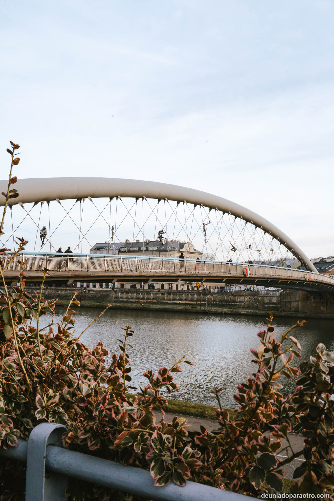 Puente del Padre Bernatek, un curioso y moderno puente que ver en Cracovia