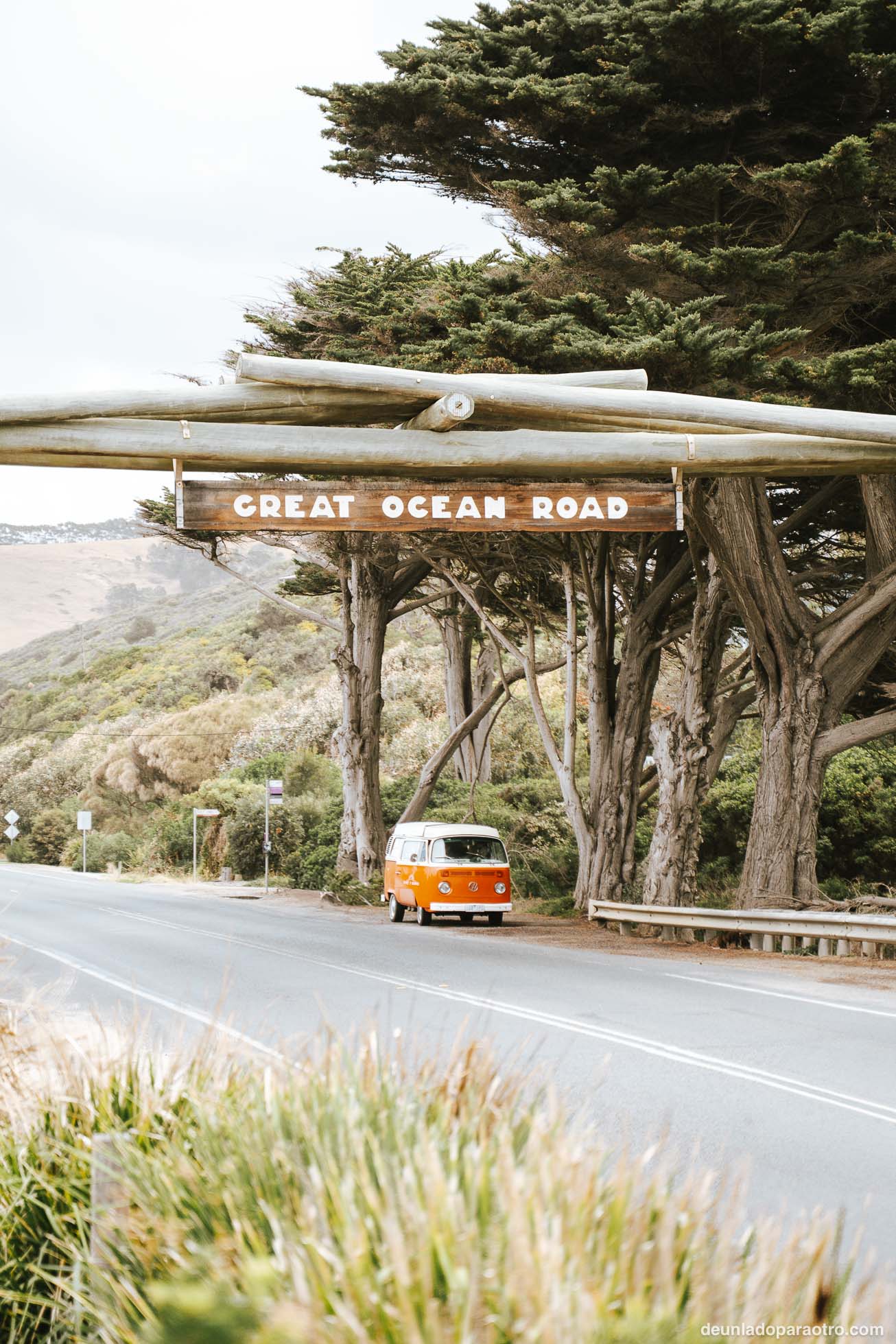 Típica foto con el cartel y la carretera de fondo, algo que hacer en la Great Ocean Road en 2 días