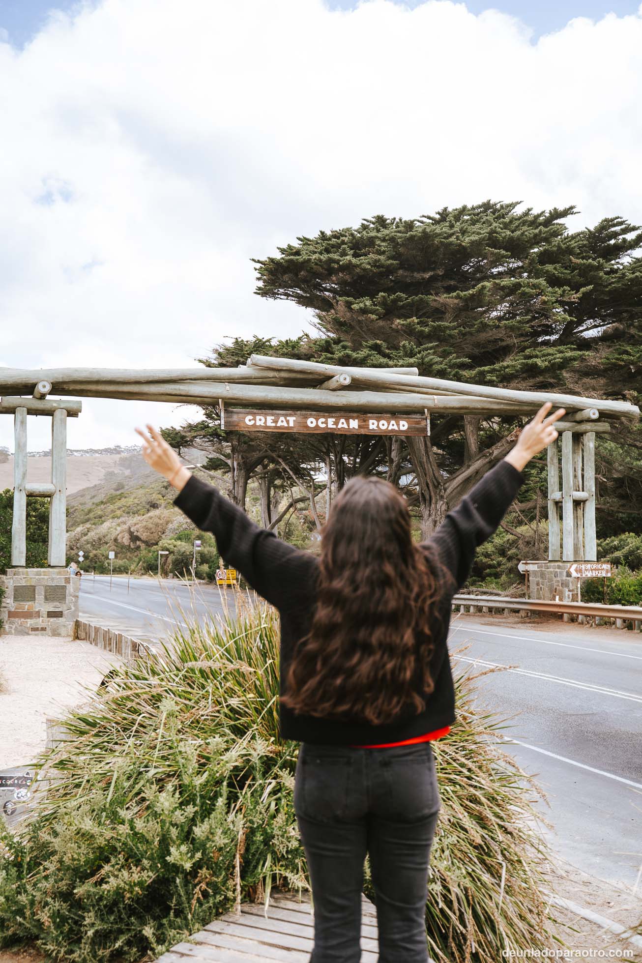 Típica foto con el cartel y la carretera de fondo, algo que hacer en la Great Ocean Road en 2 días