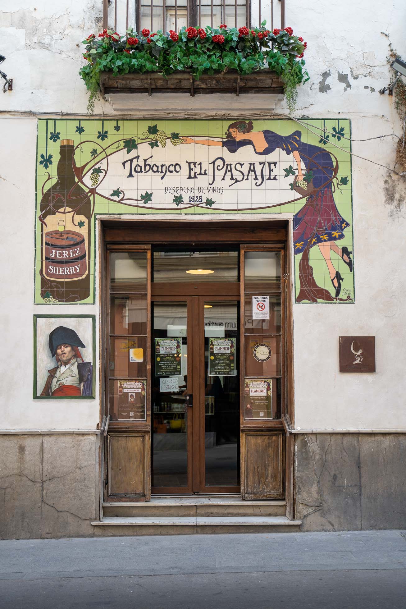 Flamenco en vivo en el famoso Tabanco El Pasaje, con música casi todos los días