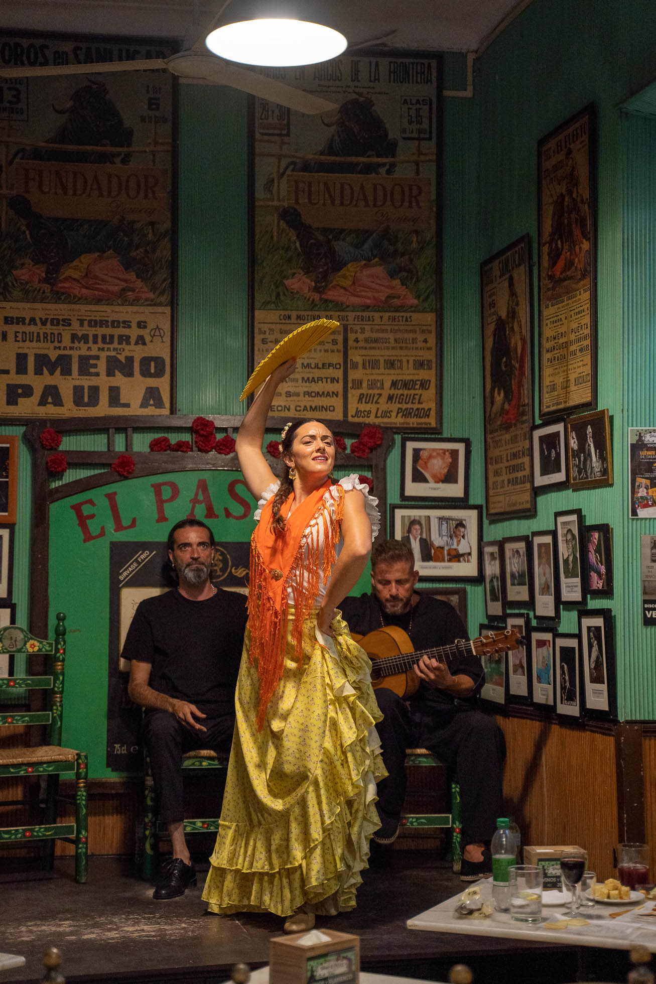 Flamenco en vivo en el famoso Tabanco El Pasaje, con música casi todos los días